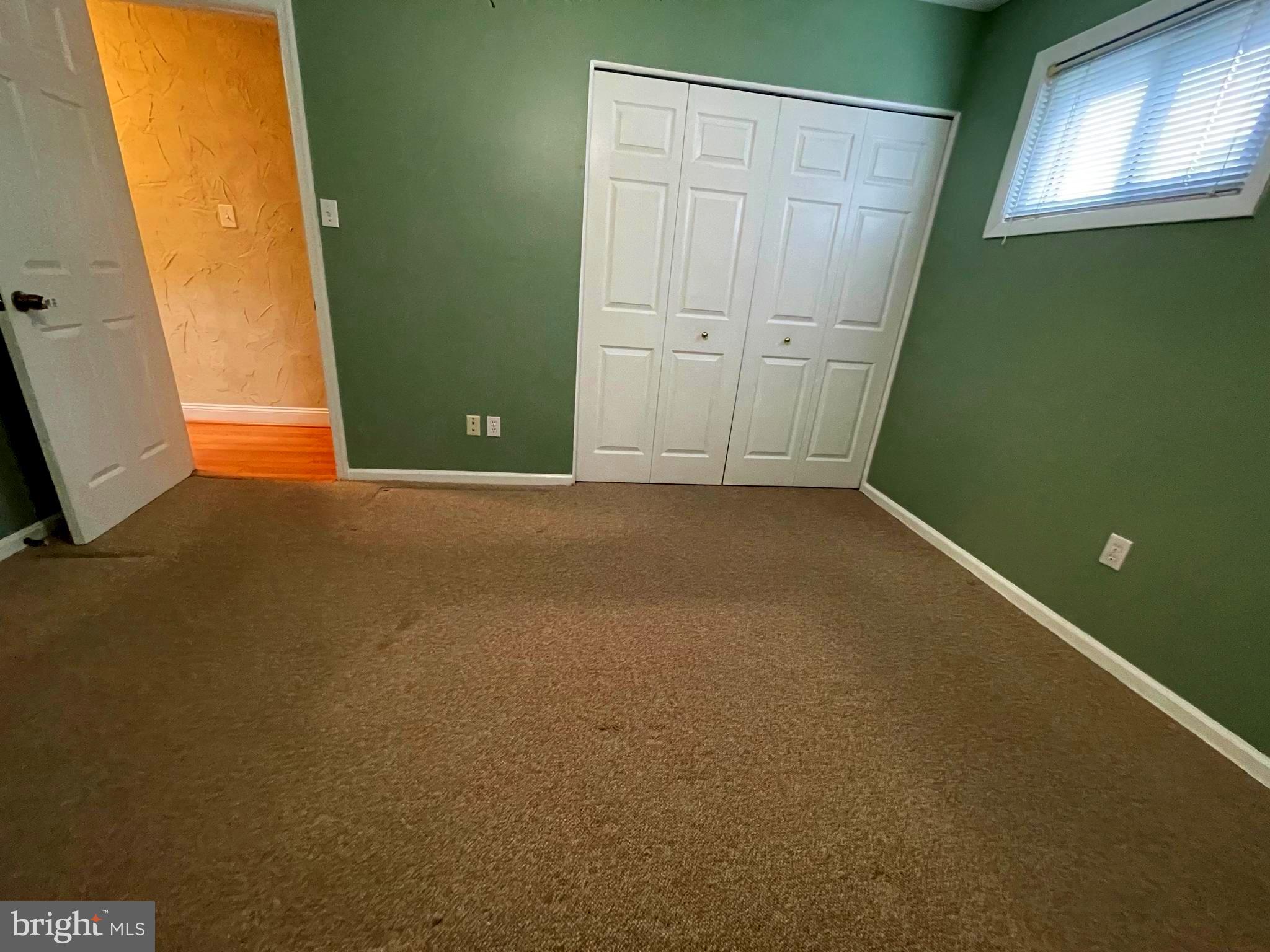 ENGLISH MANOR - Residential Lease