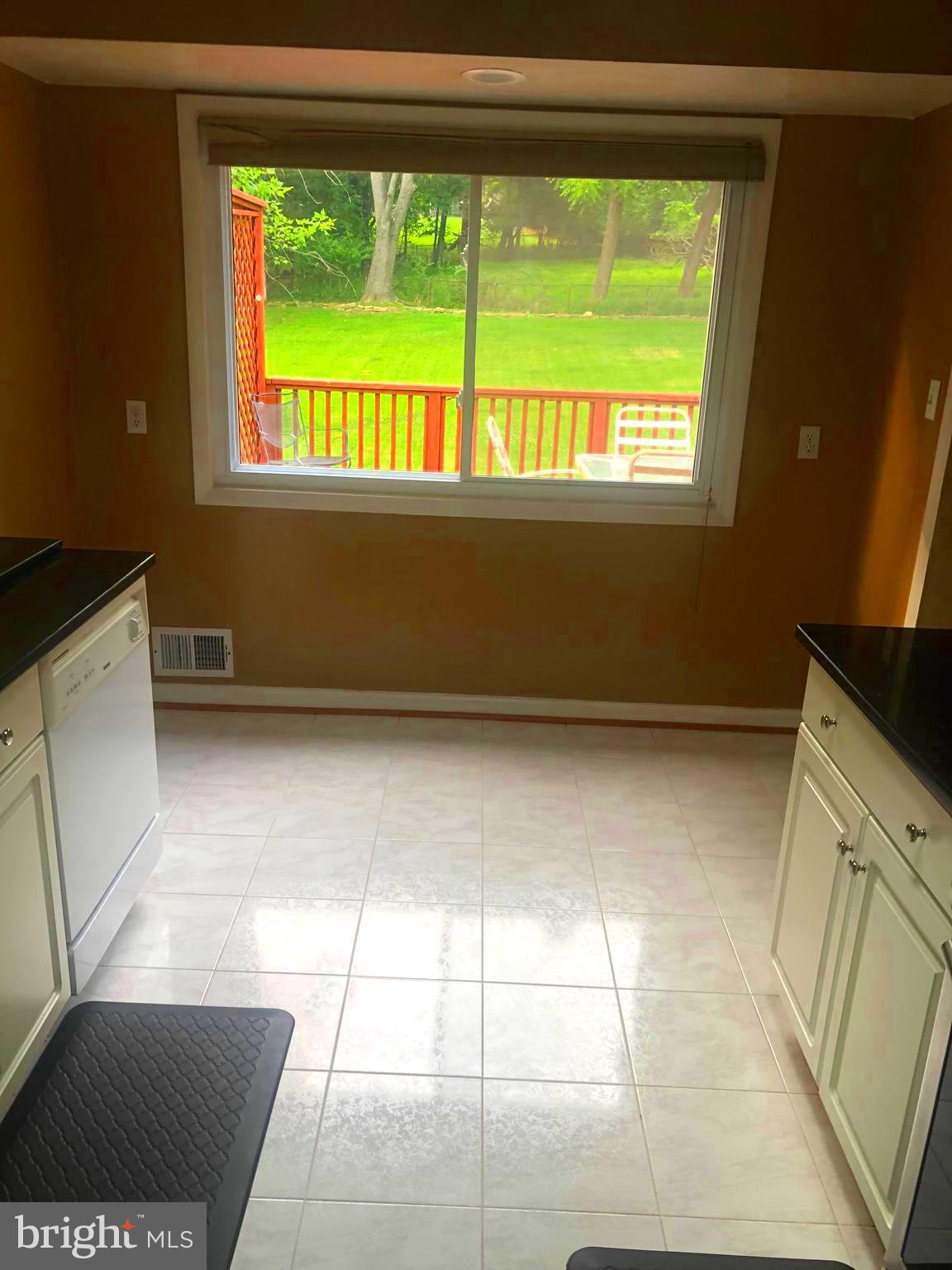 ENGLISH MANOR - Residential Lease