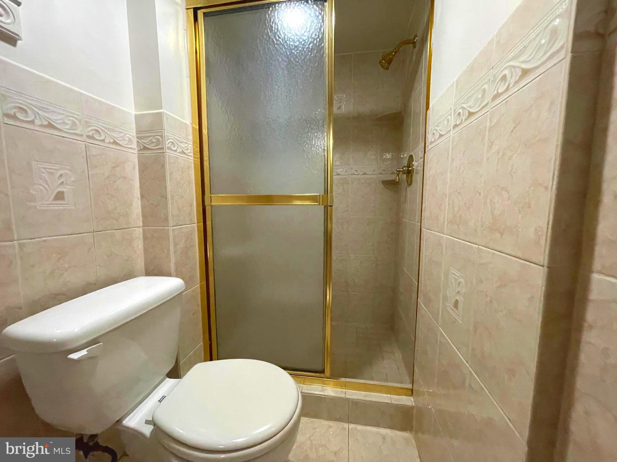 ENGLISH MANOR - Residential Lease