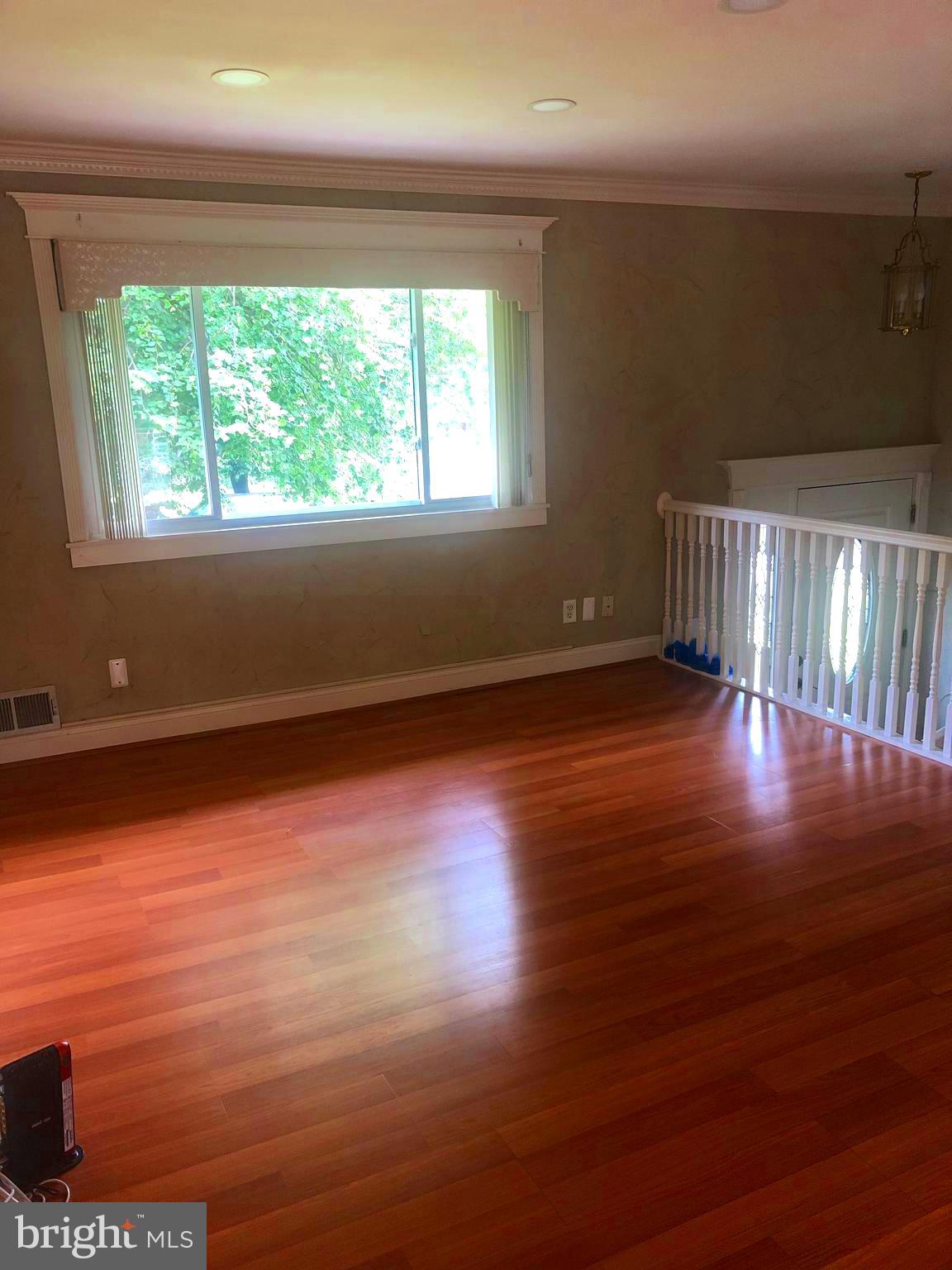 ENGLISH MANOR - Residential Lease