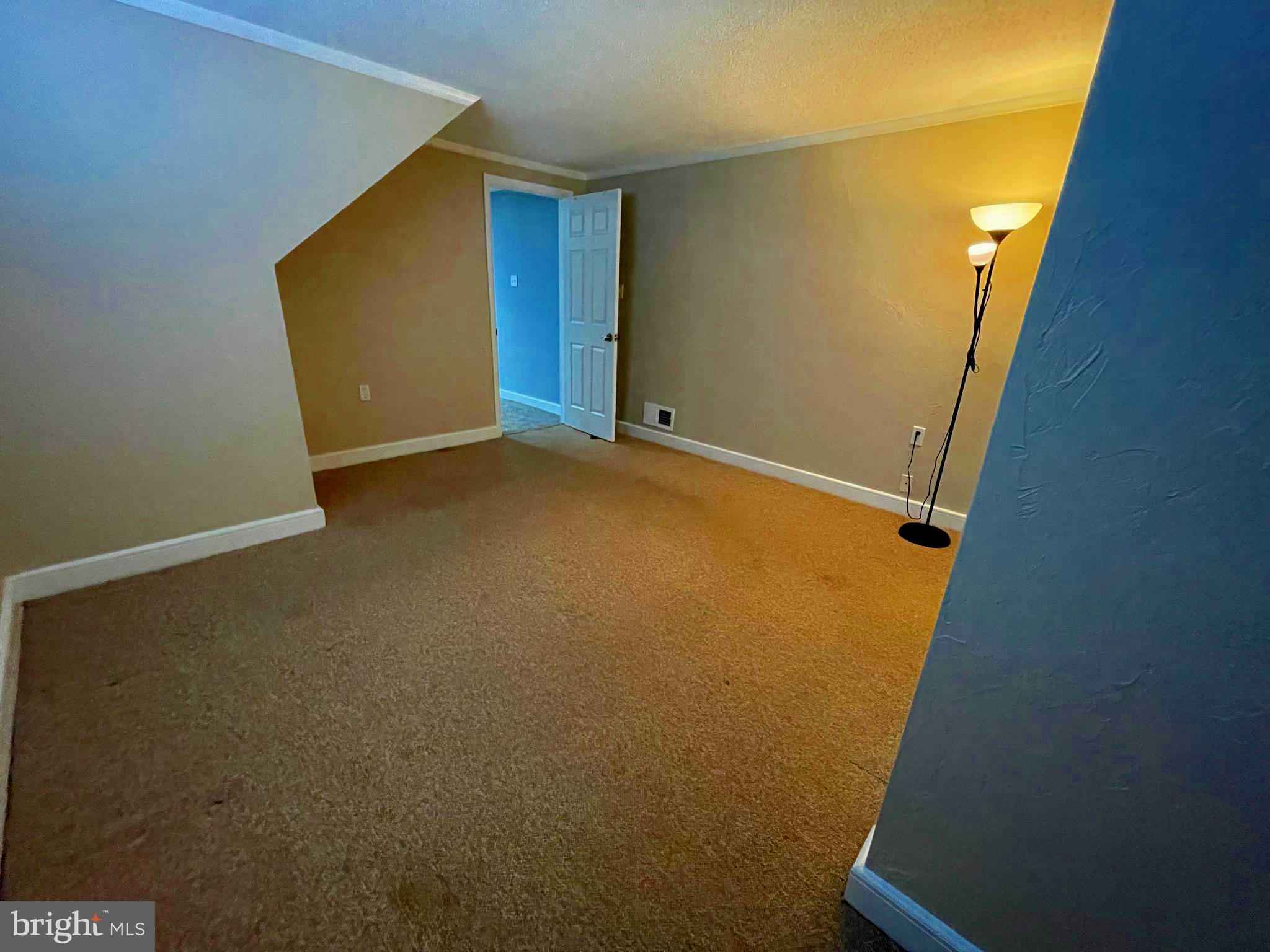 ENGLISH MANOR - Residential Lease