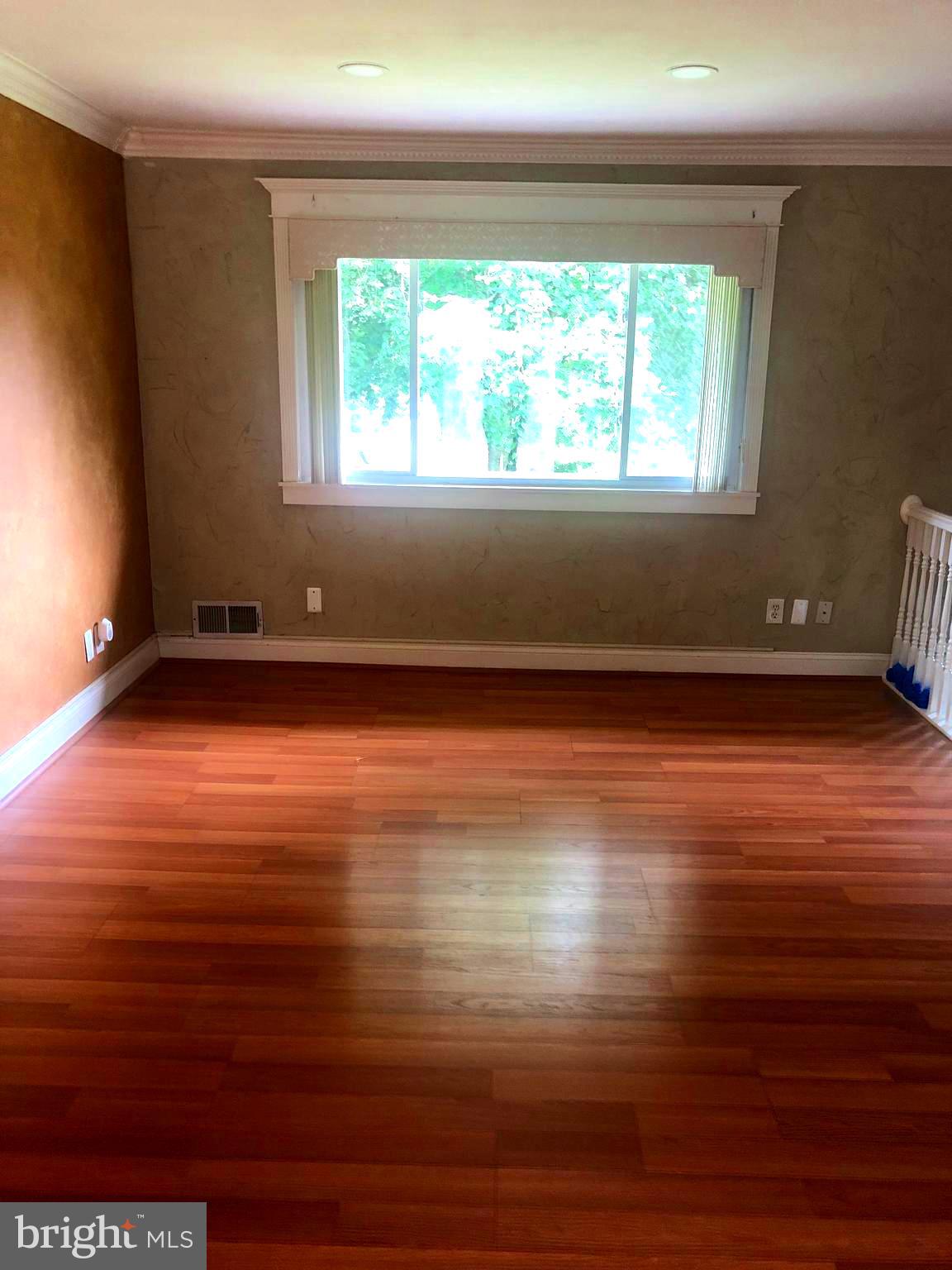 ENGLISH MANOR - Residential Lease