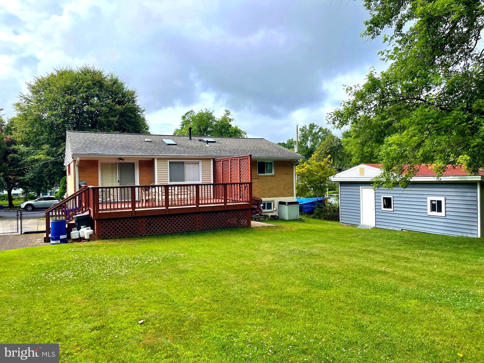 ENGLISH MANOR - Residential Lease