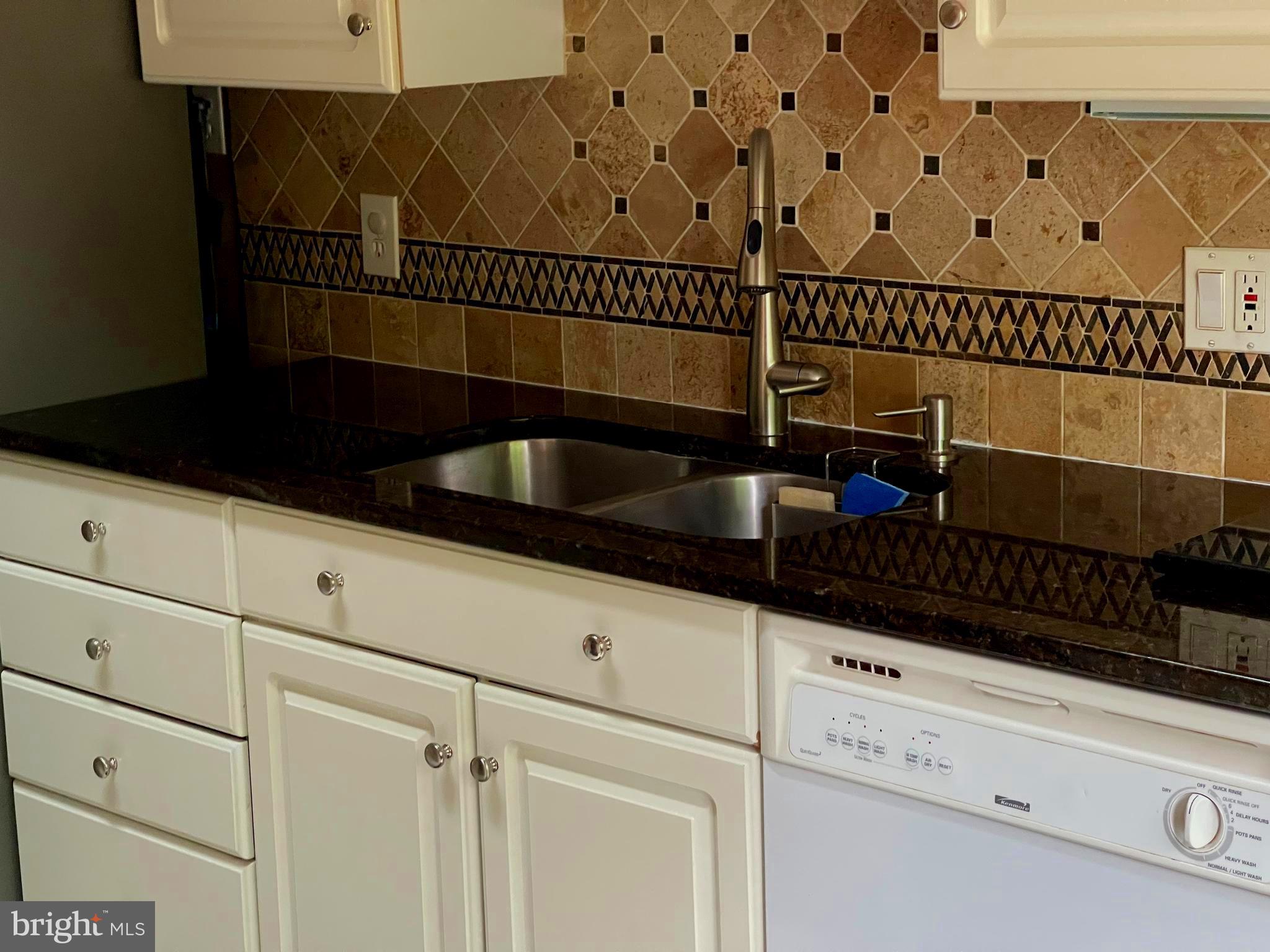 ENGLISH MANOR - Residential Lease