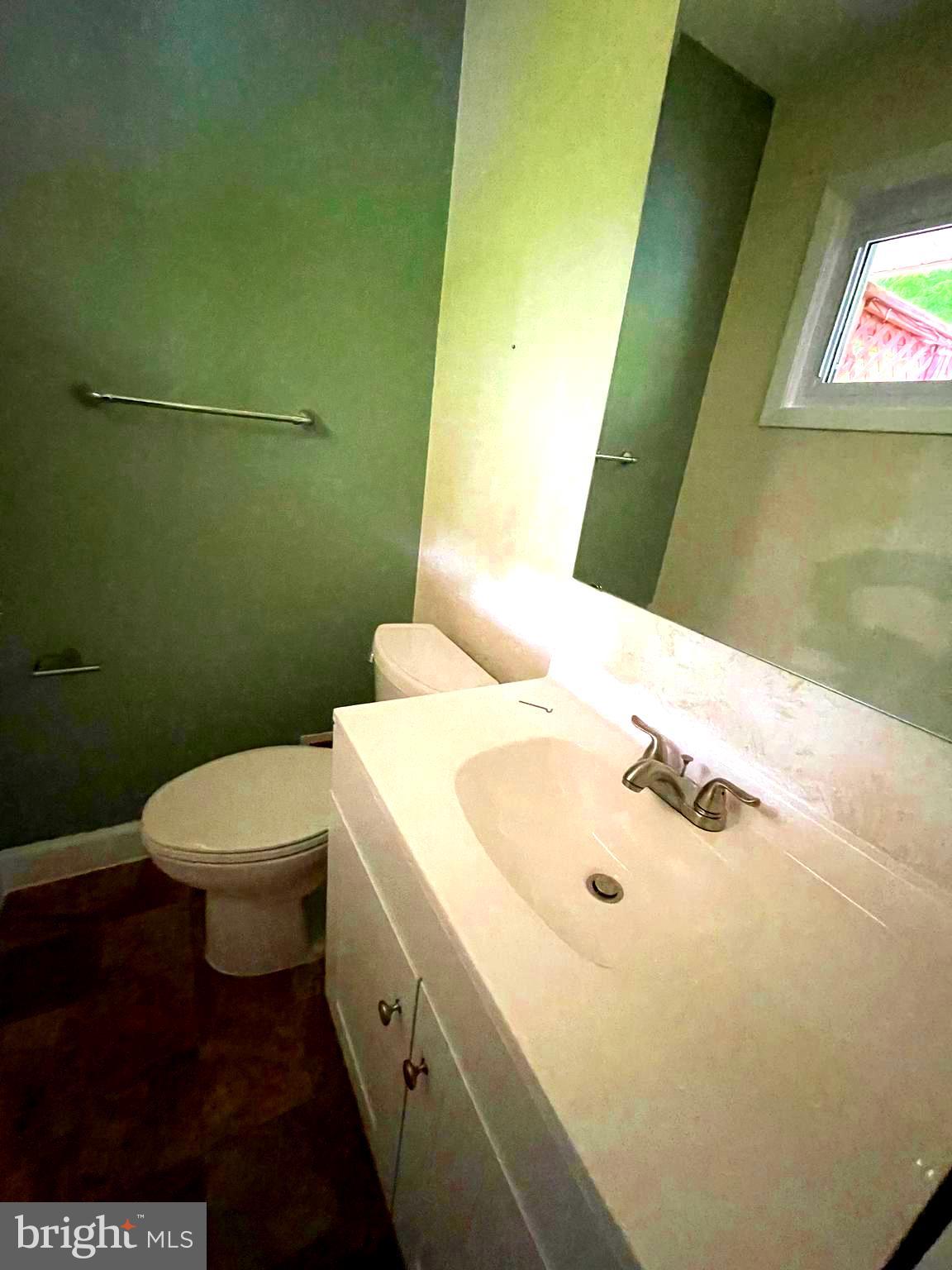 ENGLISH MANOR - Residential Lease