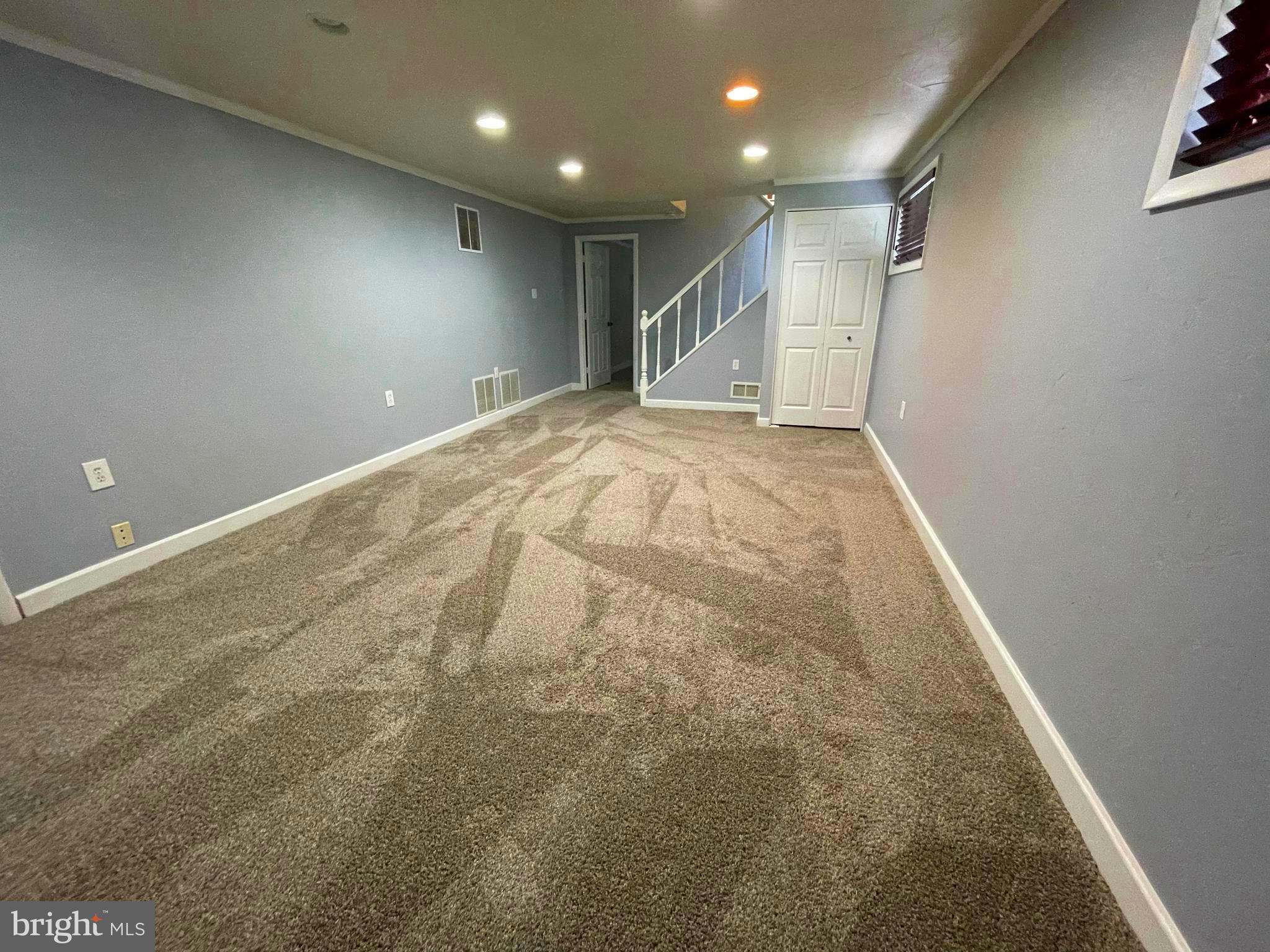 ENGLISH MANOR - Residential Lease