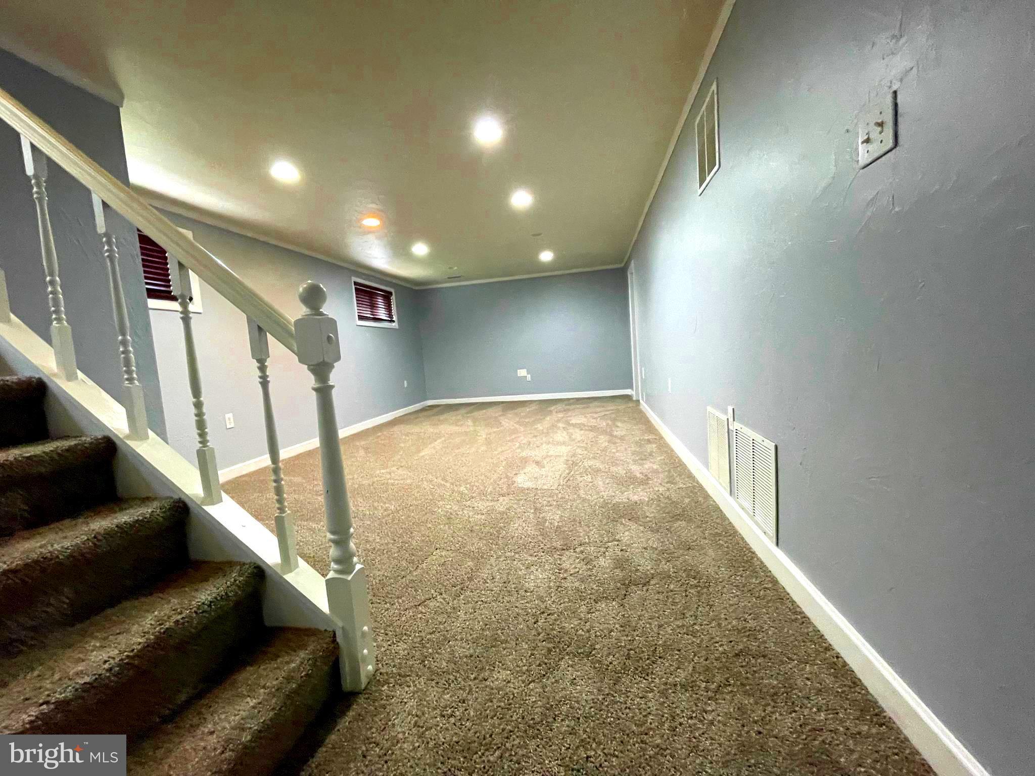 ENGLISH MANOR - Residential Lease