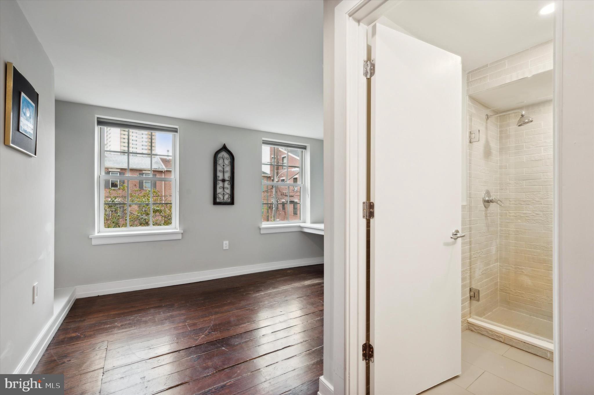 QUEEN VILLAGE - Residential