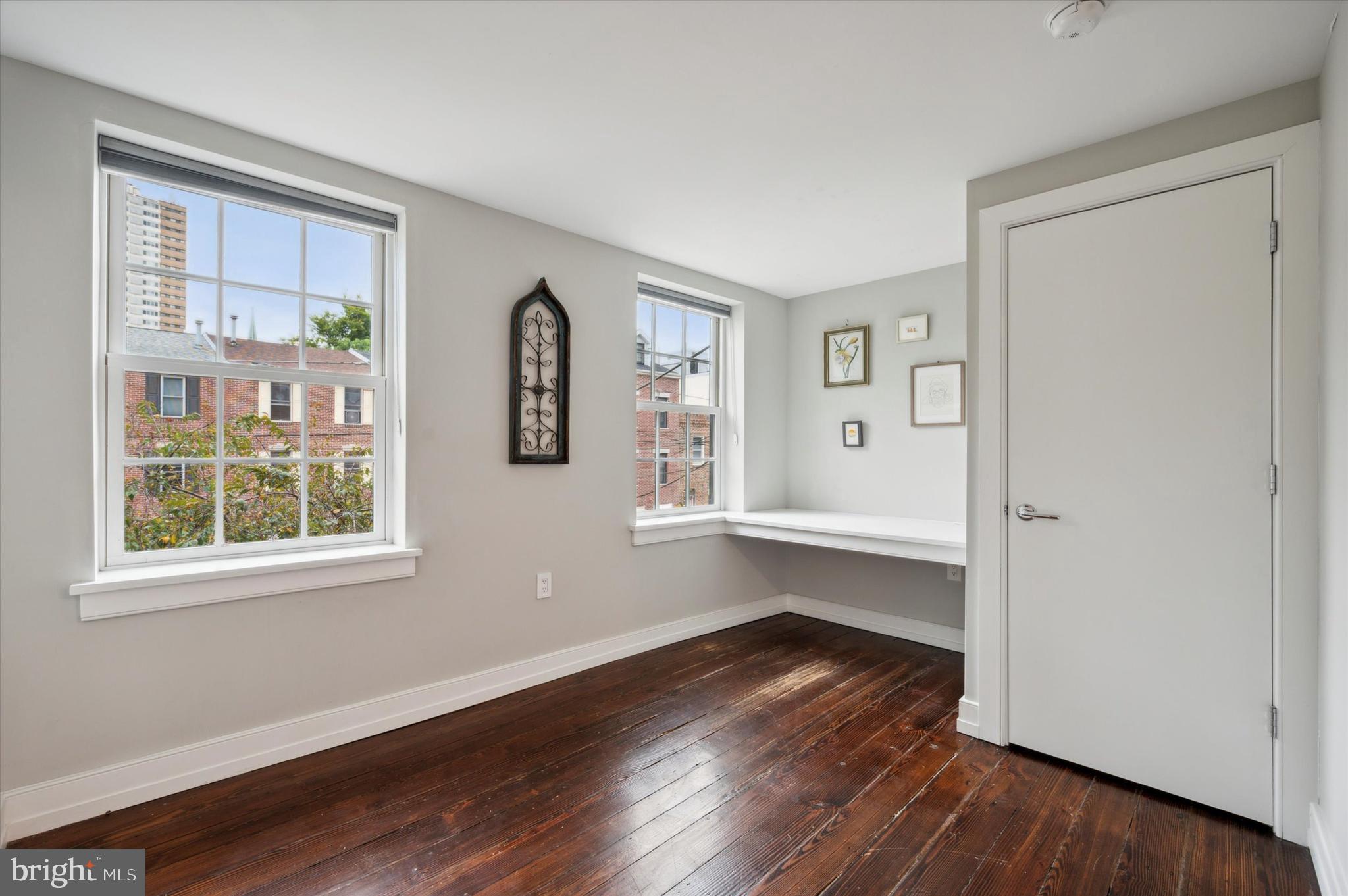 QUEEN VILLAGE - Residential