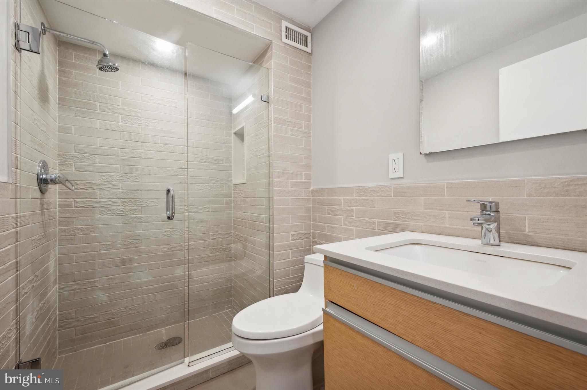 QUEEN VILLAGE - Residential