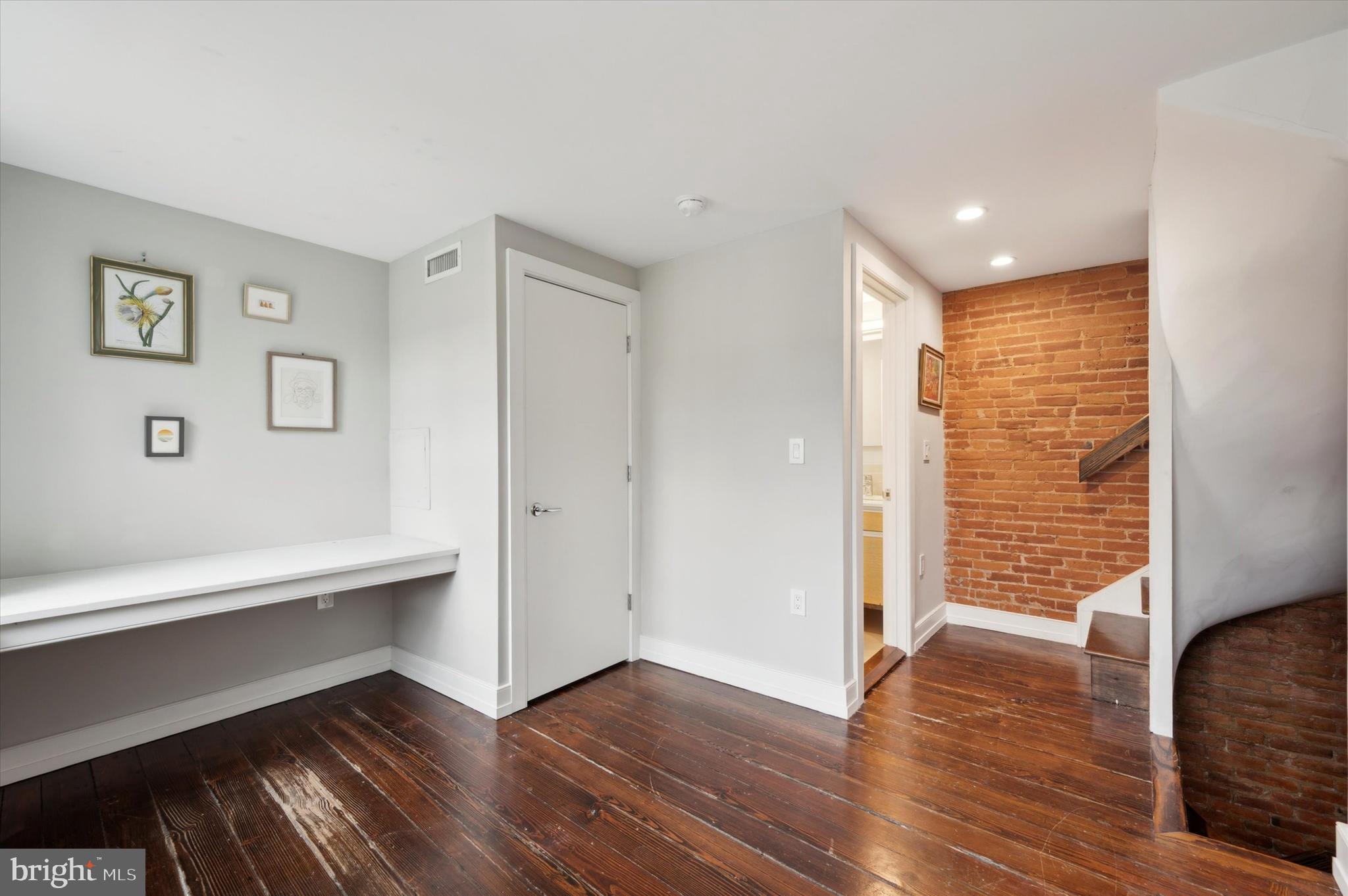 QUEEN VILLAGE - Residential