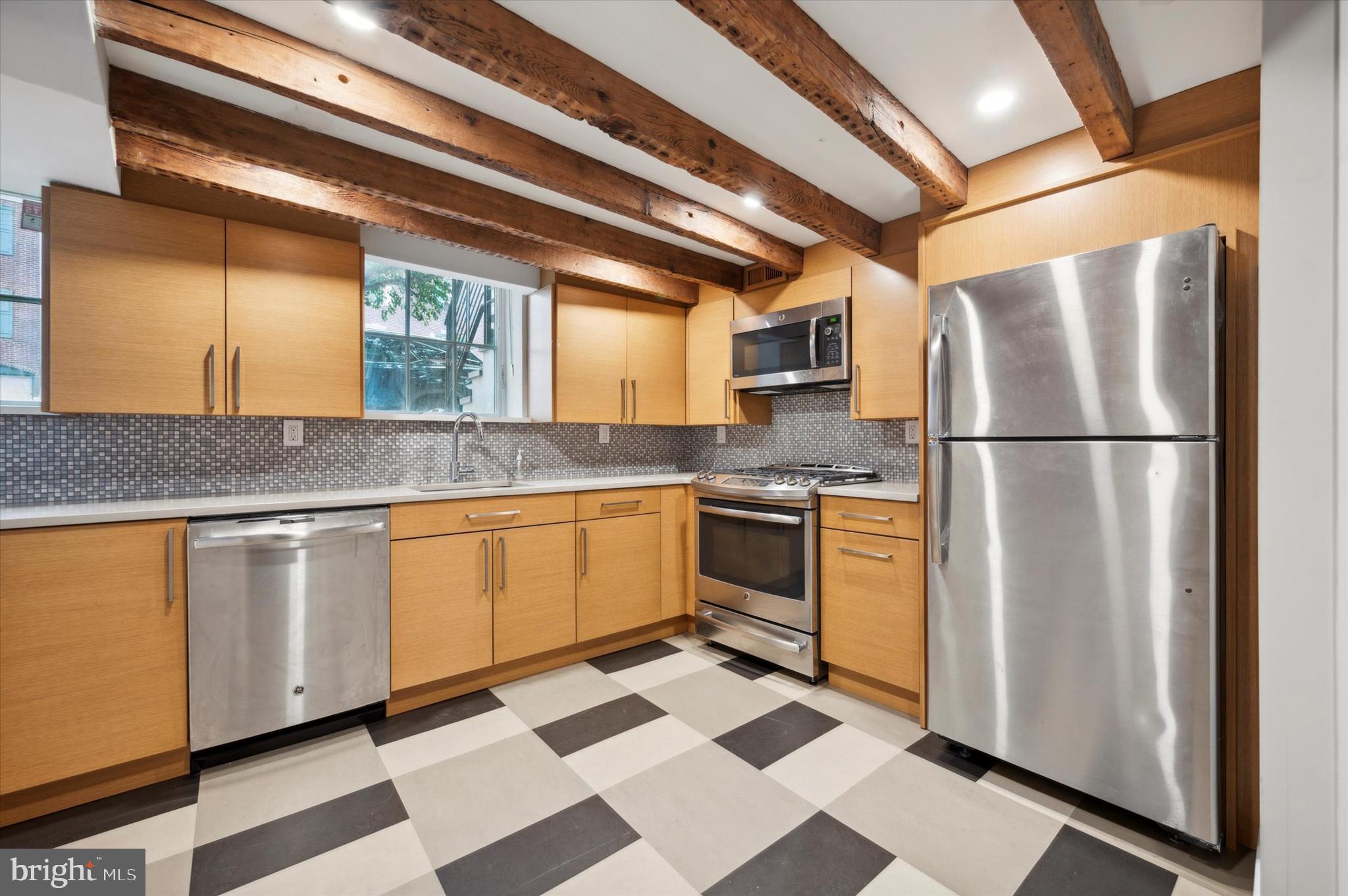 QUEEN VILLAGE - Residential