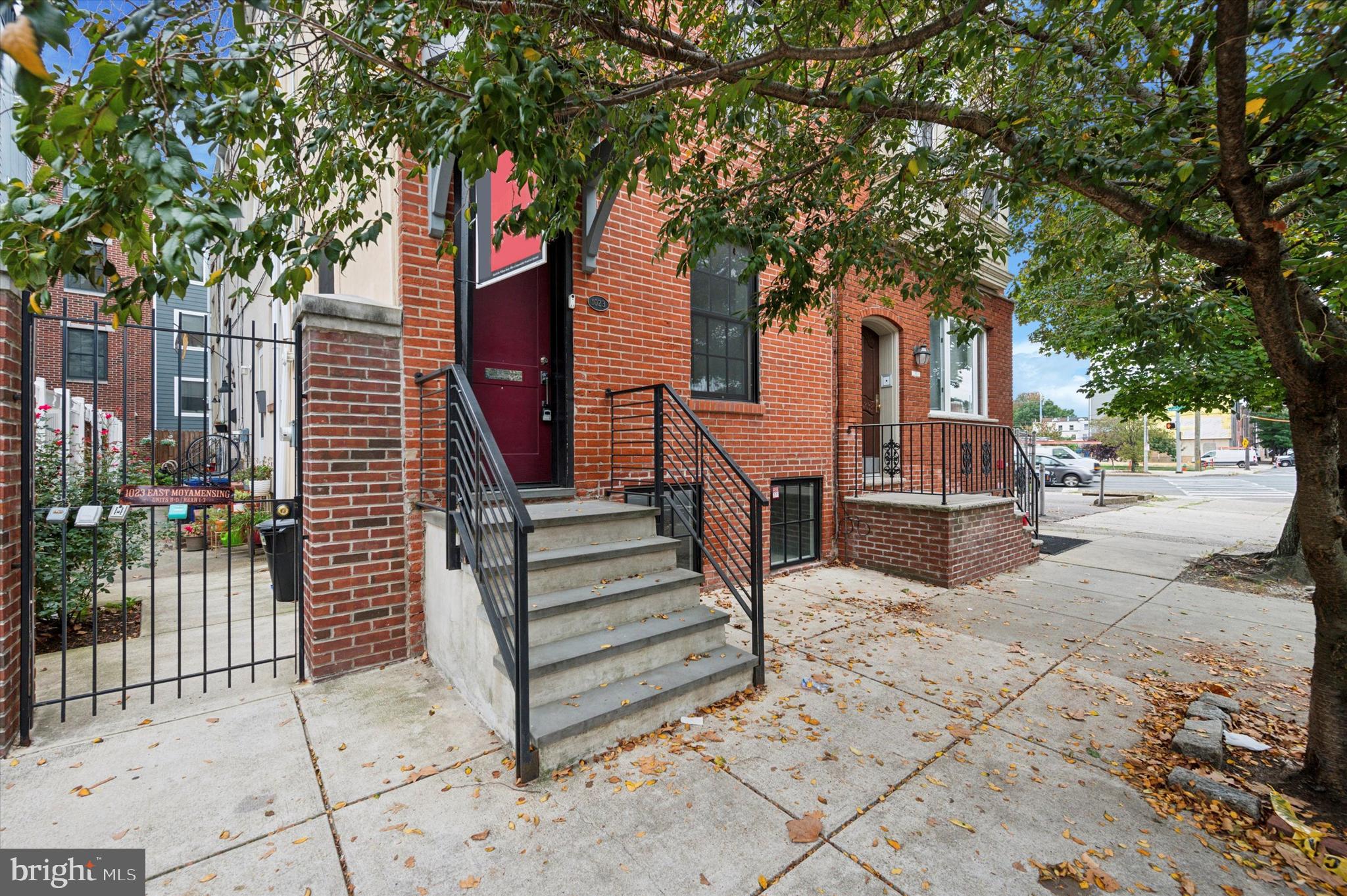QUEEN VILLAGE - Residential