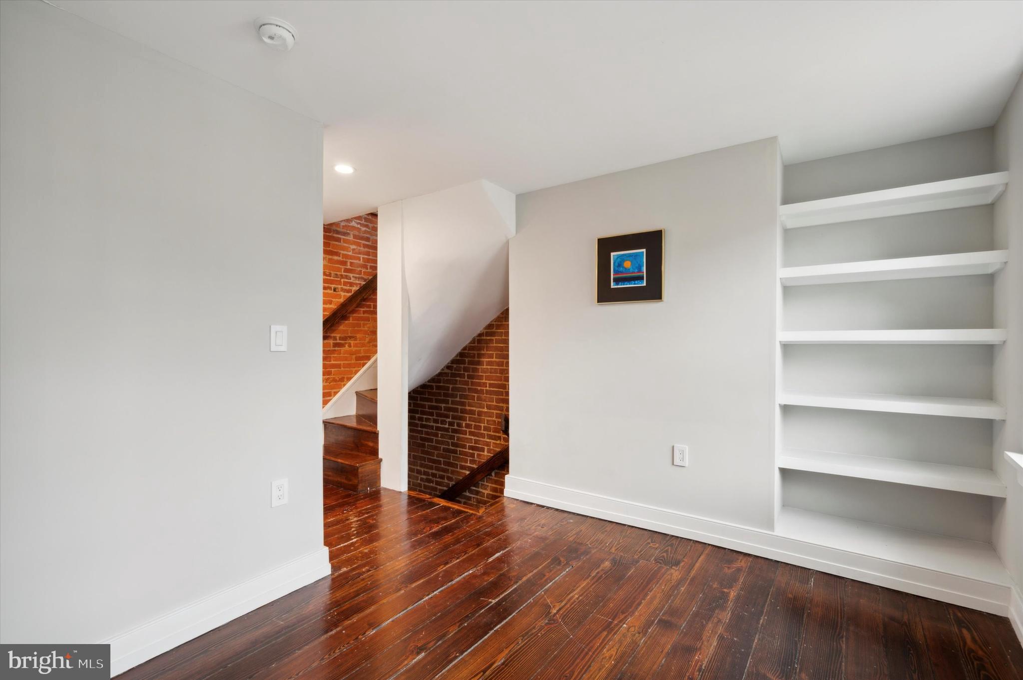 QUEEN VILLAGE - Residential