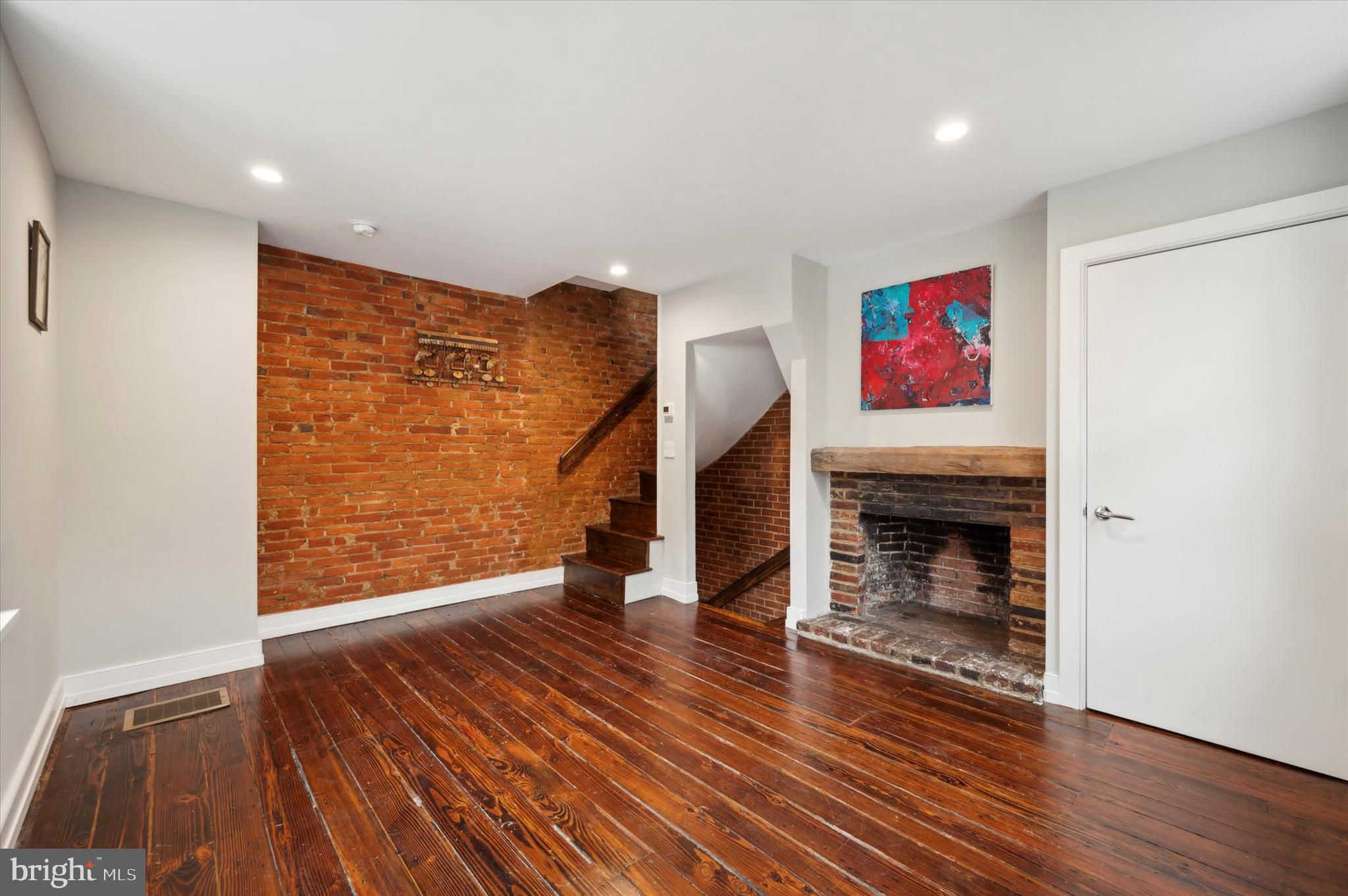 QUEEN VILLAGE - Residential