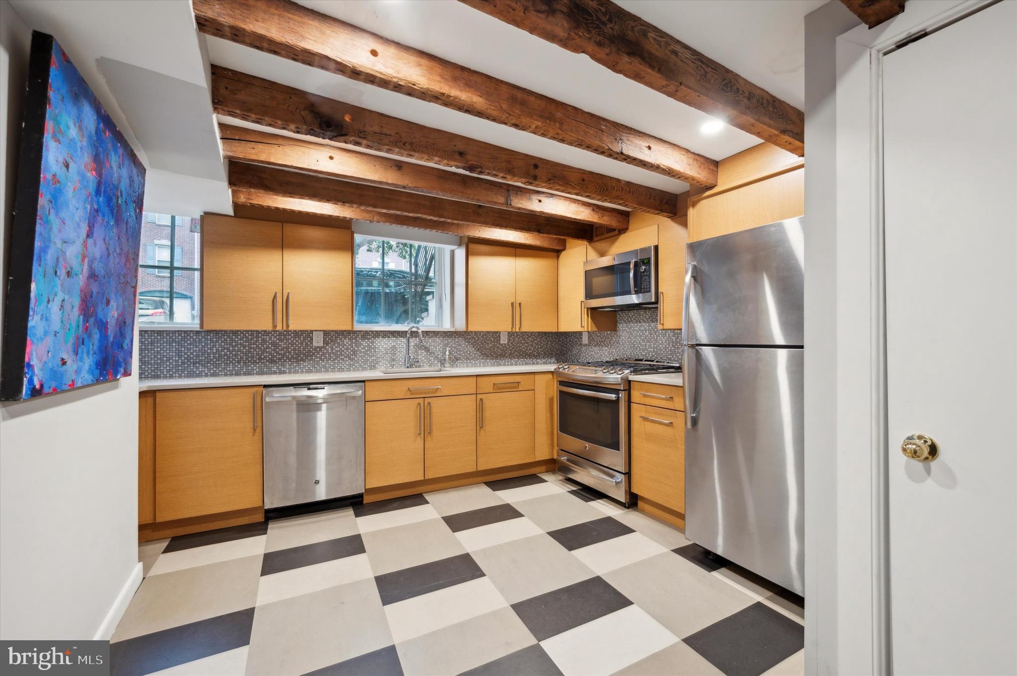 QUEEN VILLAGE - Residential