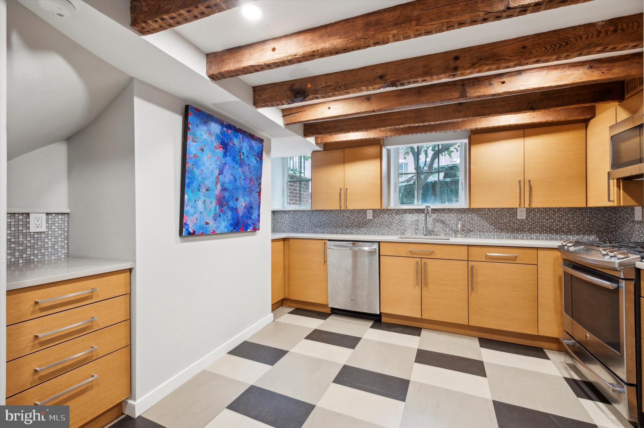 QUEEN VILLAGE - Residential