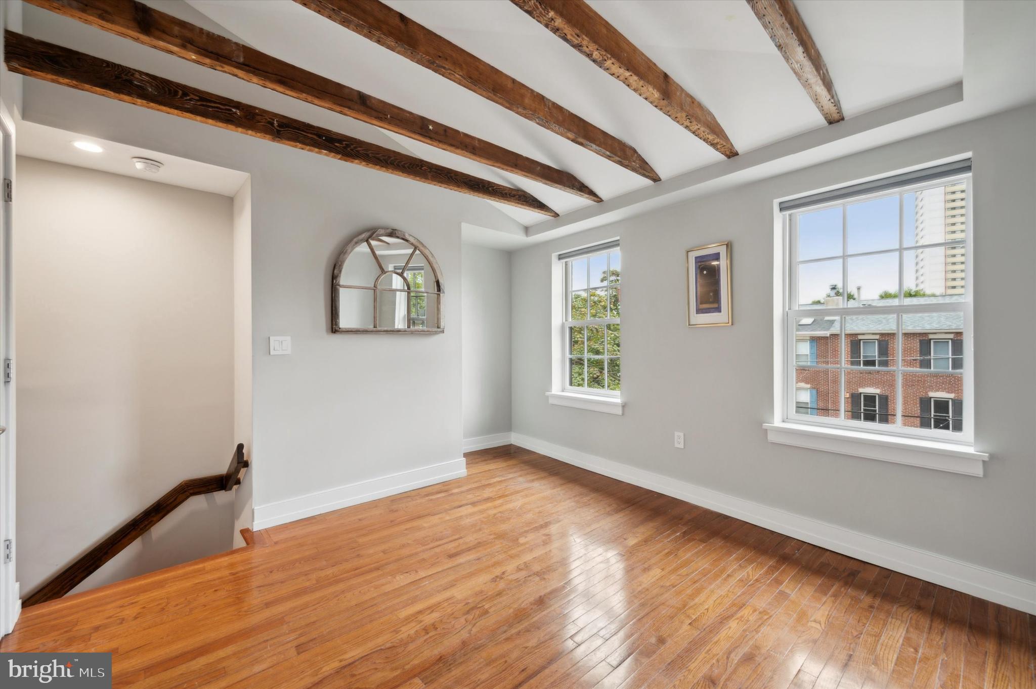 QUEEN VILLAGE - Residential