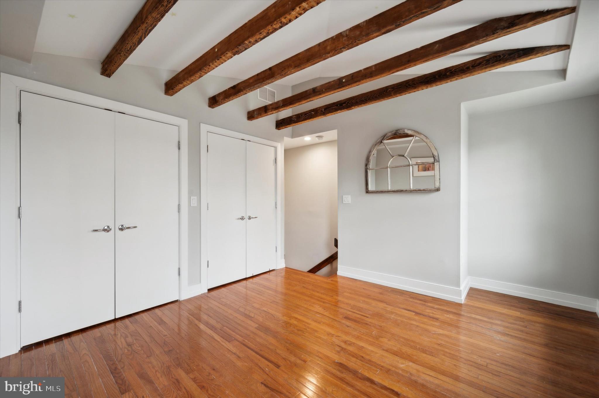 QUEEN VILLAGE - Residential