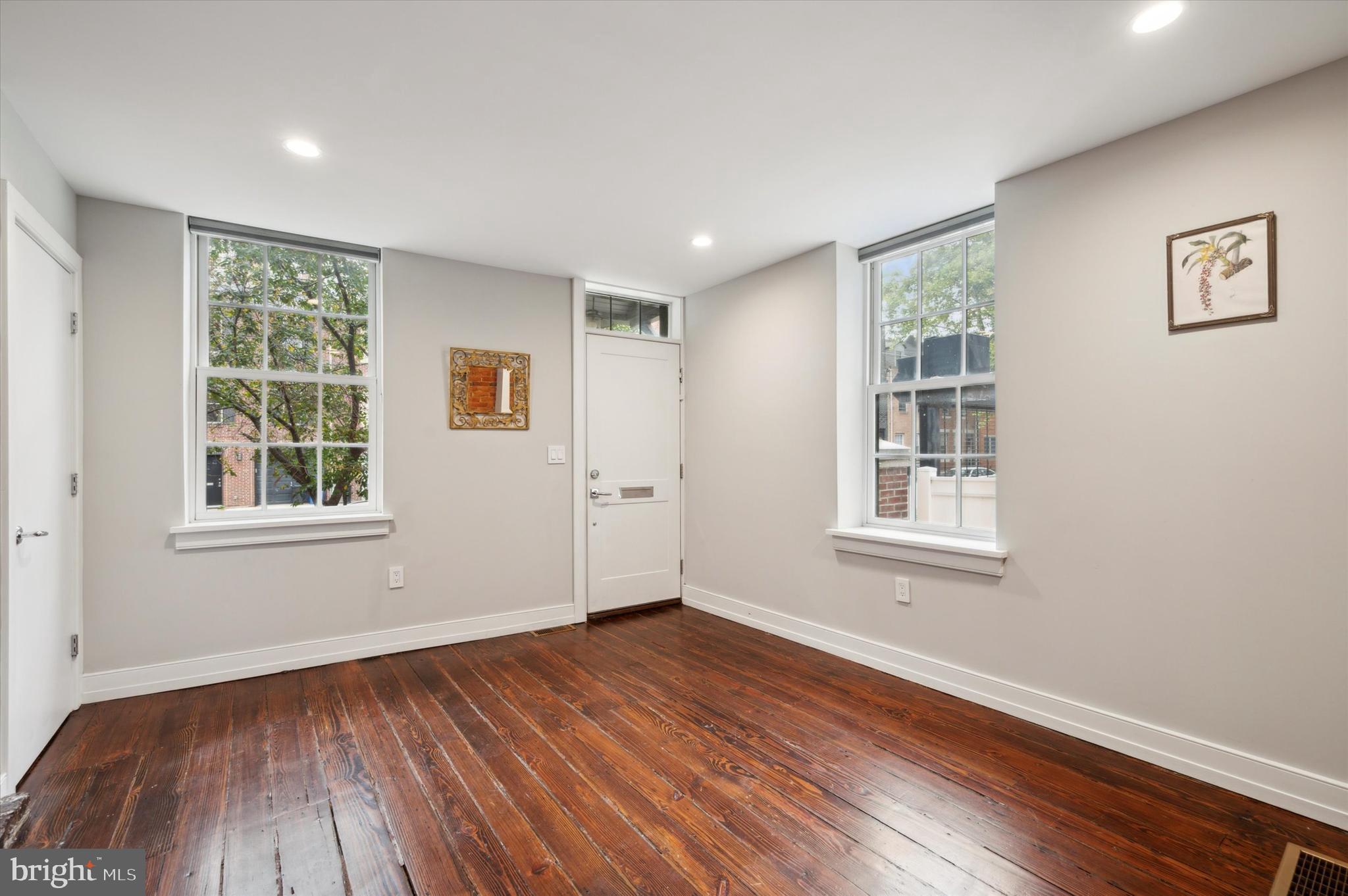 QUEEN VILLAGE - Residential