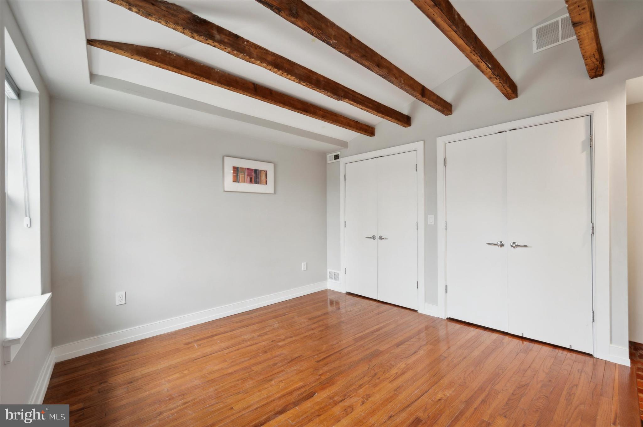 QUEEN VILLAGE - Residential