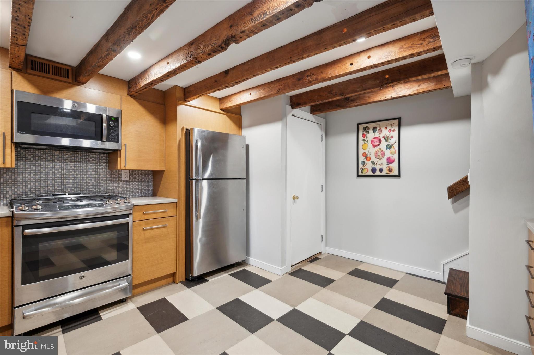 QUEEN VILLAGE - Residential