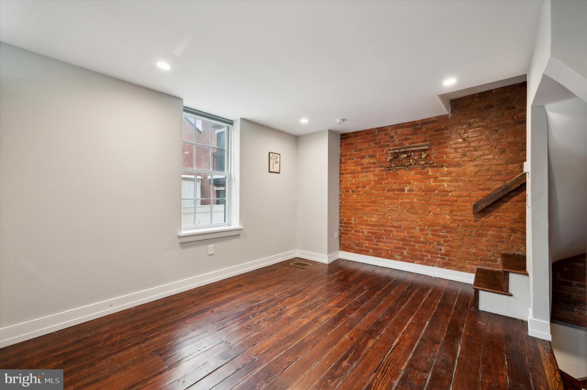 QUEEN VILLAGE - Residential