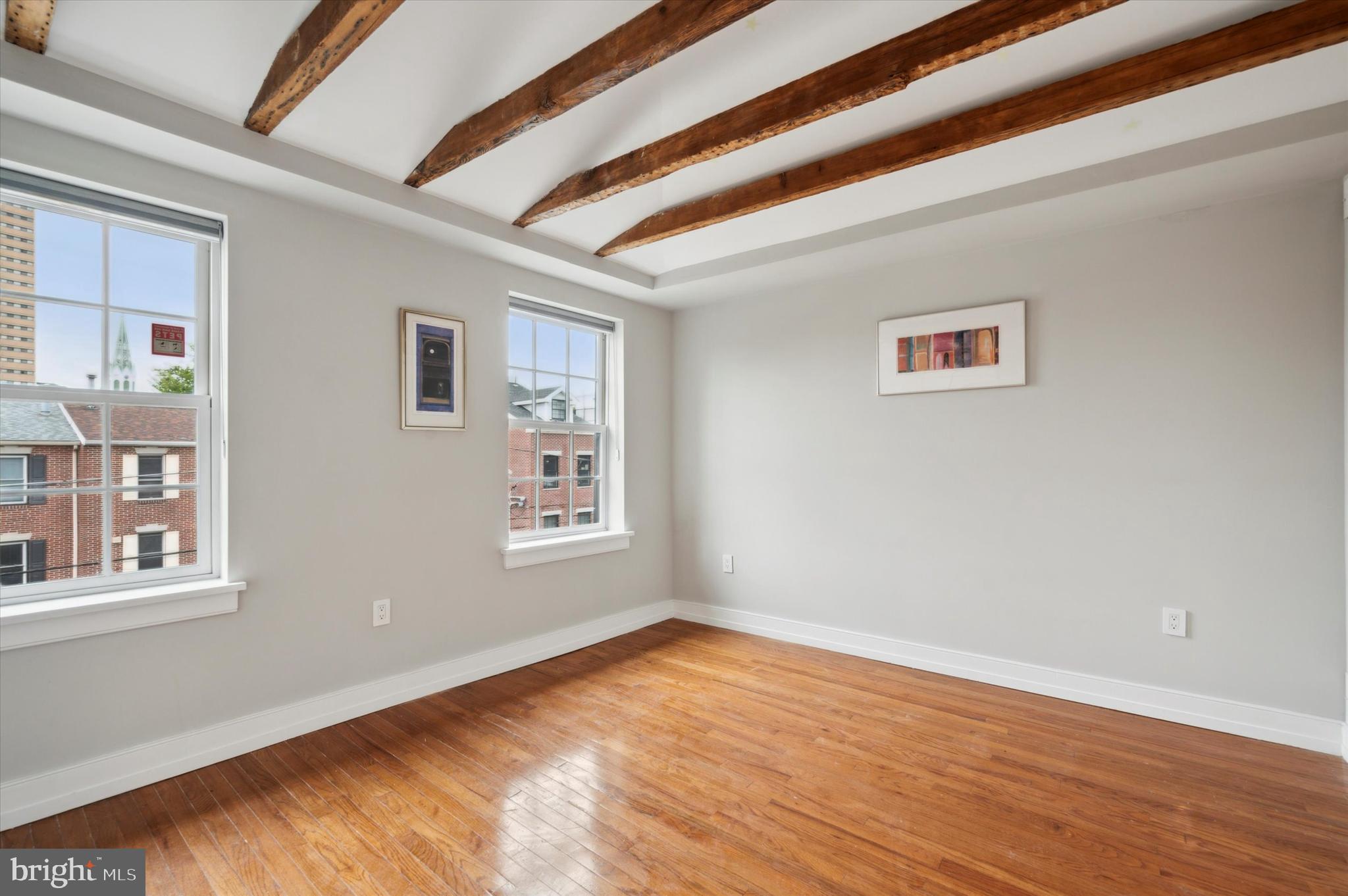 QUEEN VILLAGE - Residential