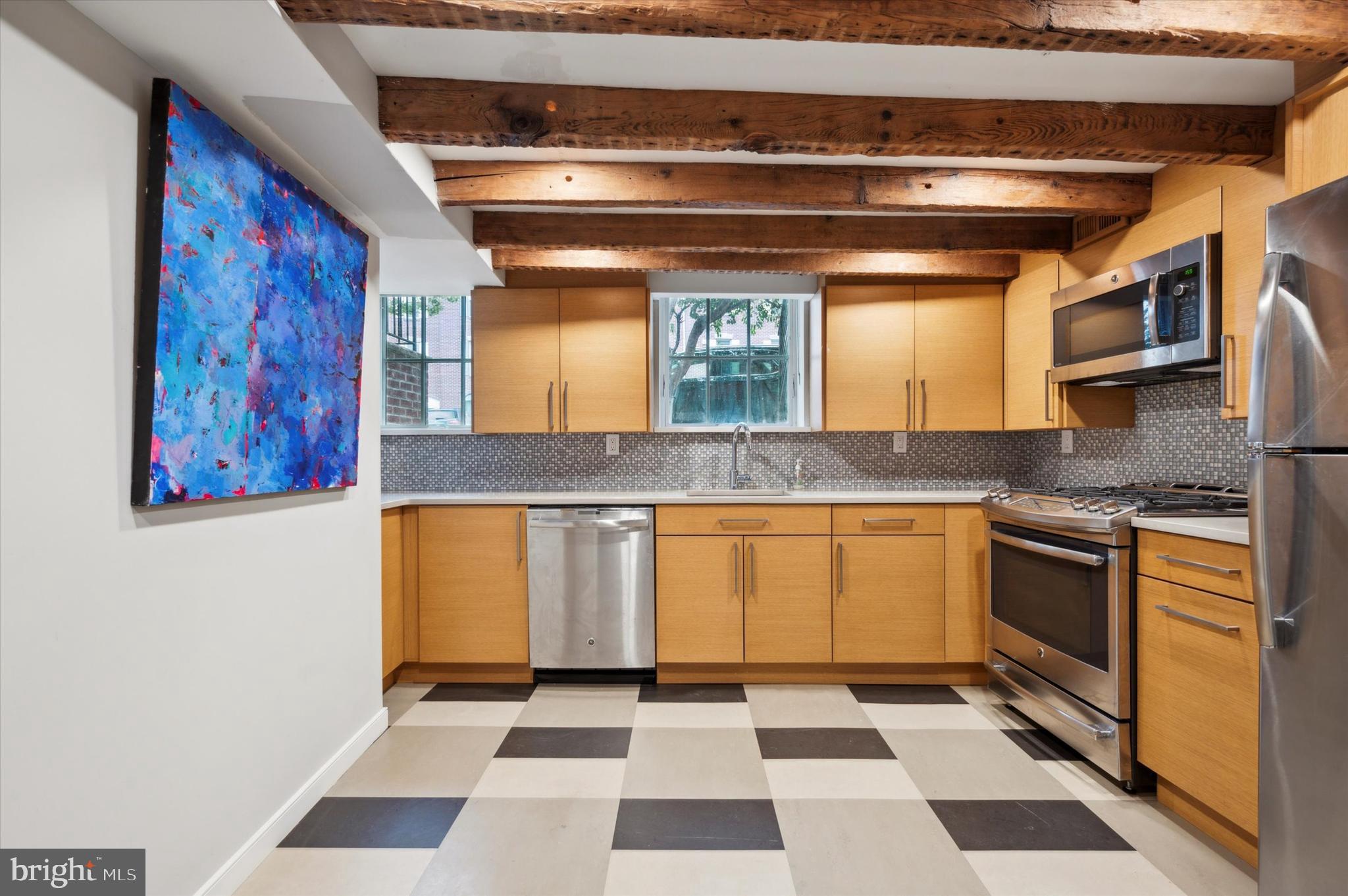 QUEEN VILLAGE - Residential