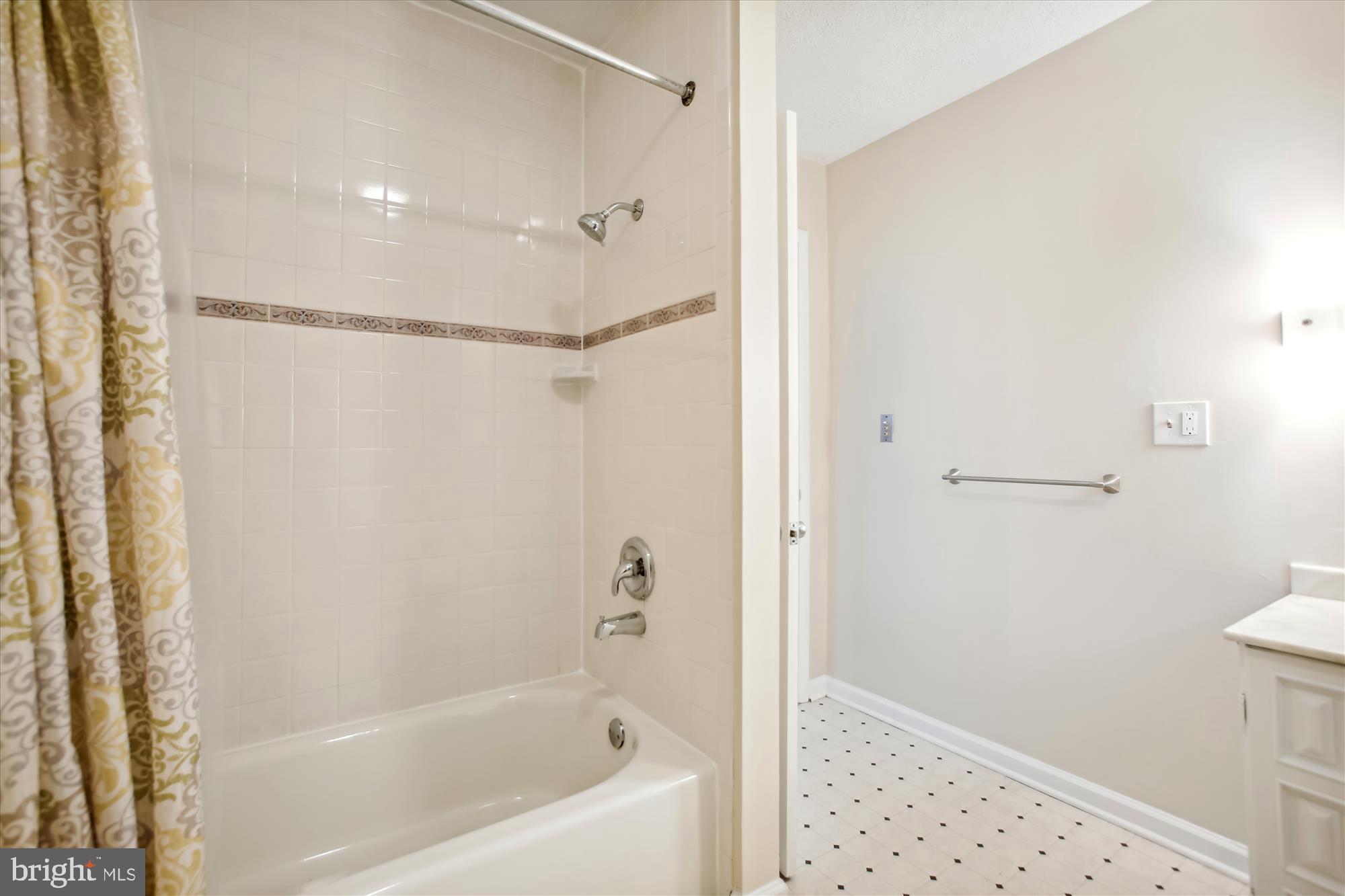 CLARENDON - Residential Lease