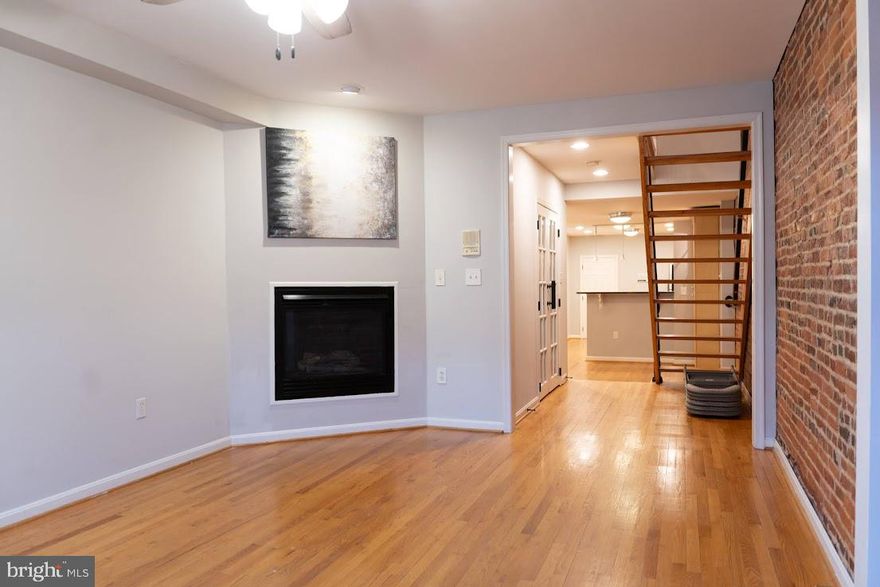 3 bedrms, 2 1/2 bath, has lots of character, hardwood floors, exposed brick, updated kitchen and baths, 2nd floor laundry, home office, finished basement, and two story roof top deck. Beautiful view of the city from the rooftop deck.  Spacious, move in ready home located in the heart of Fells Point.  Pets are allowed.
Close to stores, restaurants, and major highways.  Link to application:  https://apply.link/XqoekLg