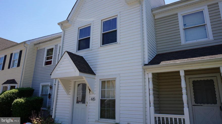 FANTASTIC HOME IN GREAT CONDITION. THREE FINISHED LEVELS, NICE BACK YARD, LARGE LIVING ROOM, FULLY FINISHED BASEMENT.  LARGE KITCHEN WITH TABLE SPACE.