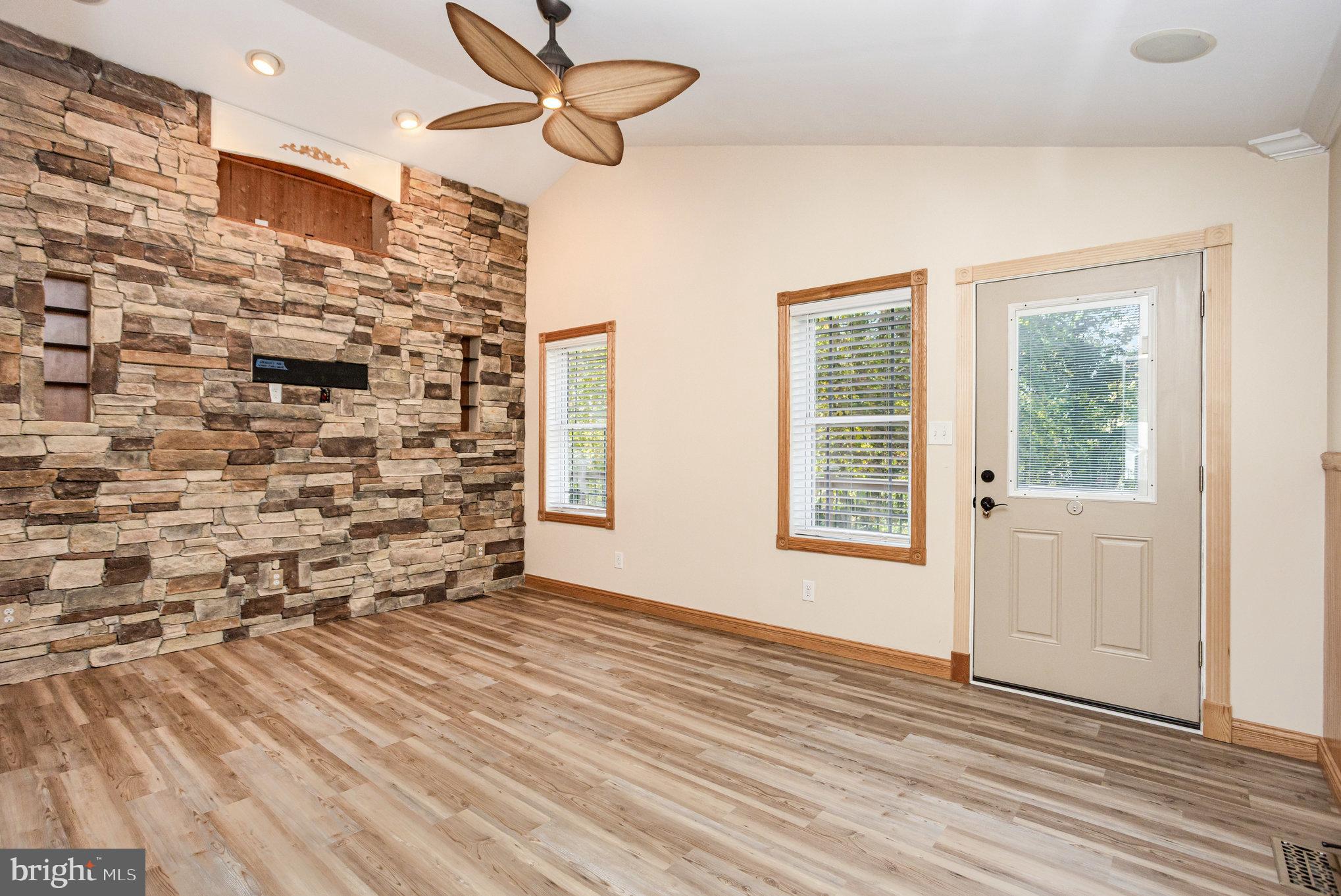 KENSINGTON COURTS - Residential