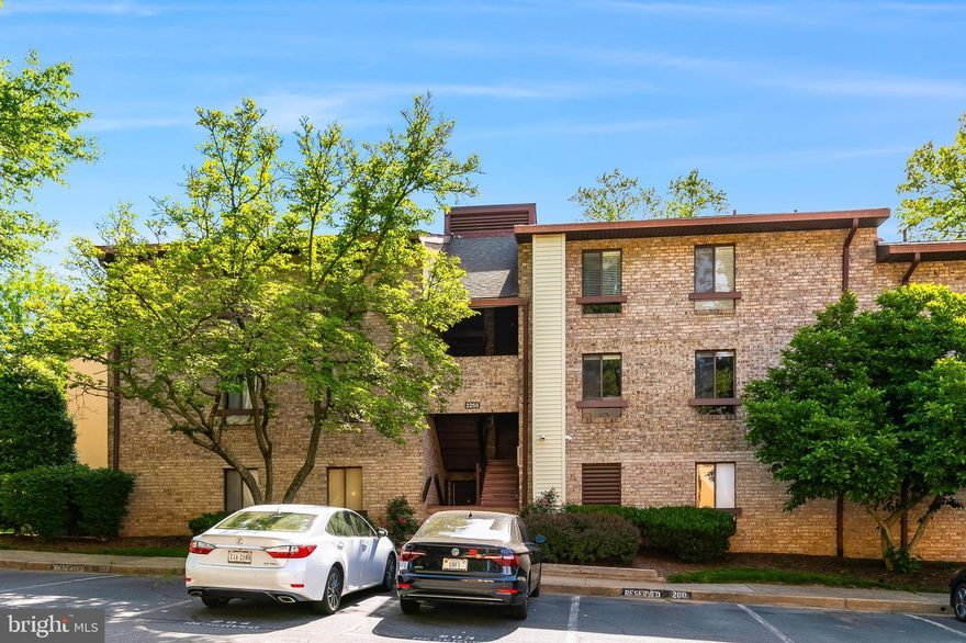 Welcome to your new home at the SHADOWOOD Condominium in beautiful Reston, VA. This charming 3-bedroom, 2-bathroom condo offers an inviting blend of comfort and style, perfect for modern living.
Step inside to find a spacious layout featuring elegant luxury vinyl plank flooring and fresh modern paint throughout. The bright and airy living room opens to a private balcony, offering serene wooded views for relaxing or entertaining guests.
The modern kitchen is equipped with newer appliances, ensuring a delightful cooking experience, while the updated bathrooms, with their contemporary finishes, provide a touch of luxury.
Residents of SHADOWOOD enjoy the convenience of all utilities included in the condo fee, making it easy to budget. The community is nestled in a prime location close to shopping, dining, and the many amenities Reston offers.
Don't miss the opportunity to make this delightful condo your new home. Contact a local real estate agent today to schedule a viewing and experience the comfort and convenience of living in the SHADOWOOD Condominium community.