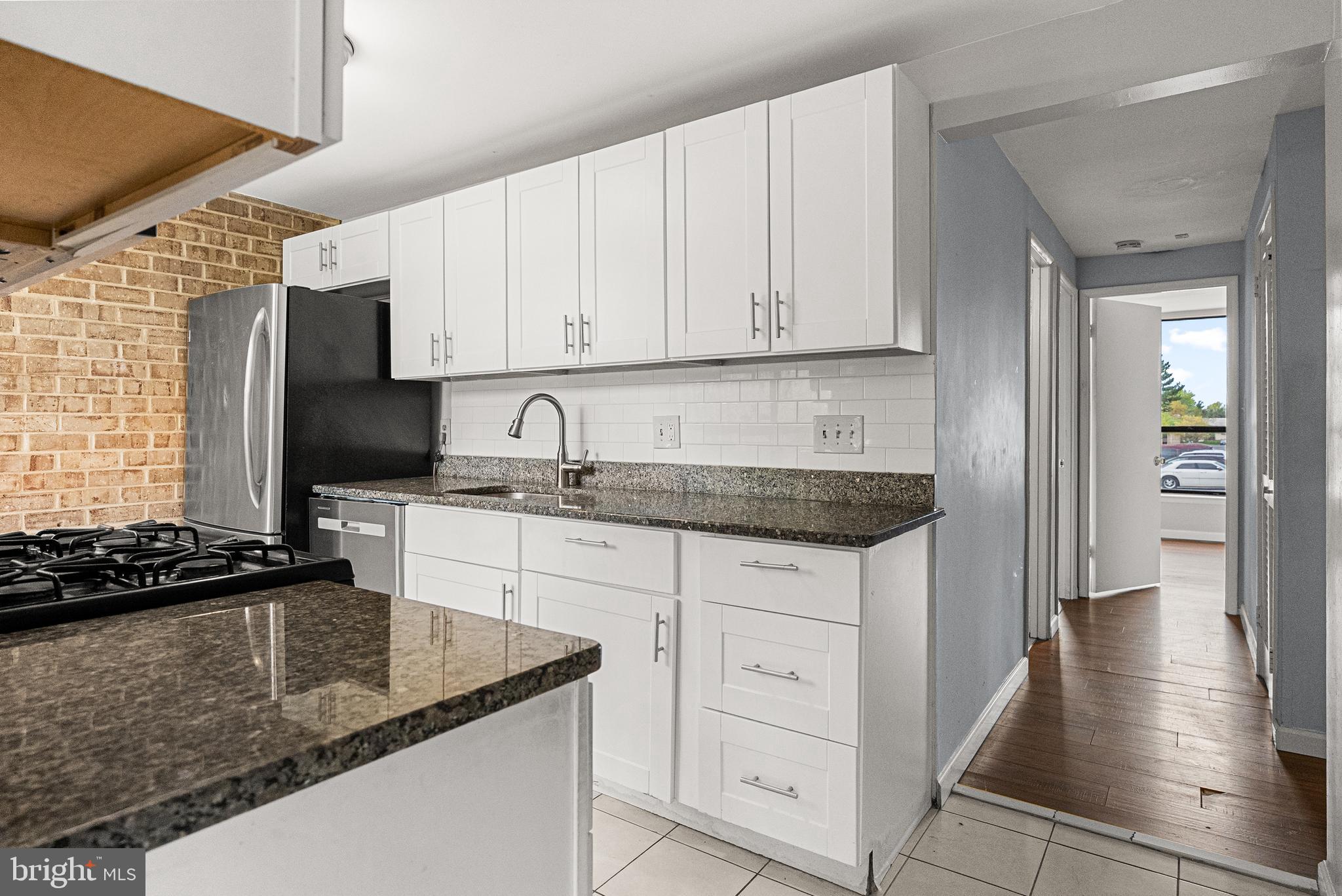 HUNTLEY SQUARE CONDOMINIUMS - Residential