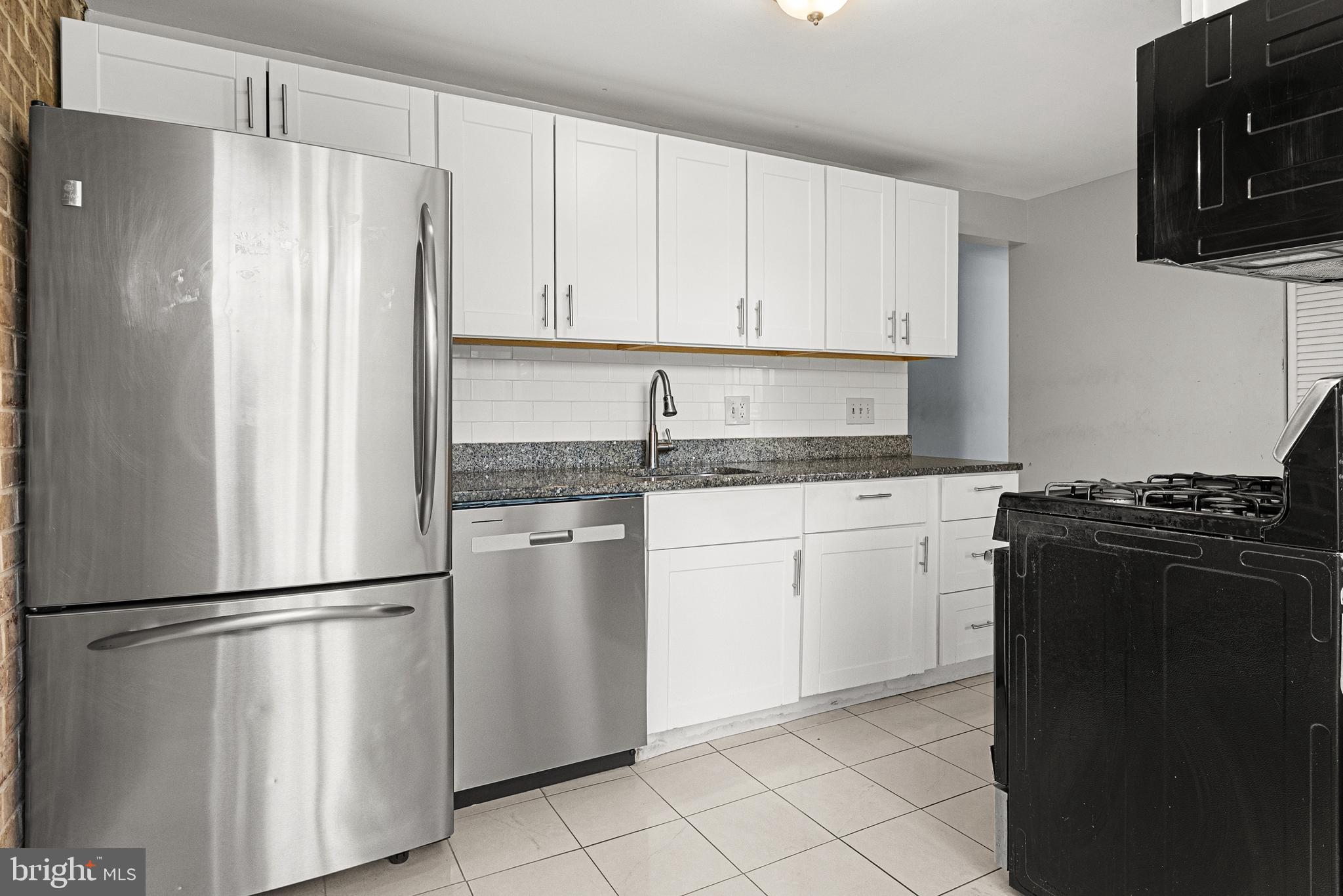 HUNTLEY SQUARE CONDOMINIUMS - Residential