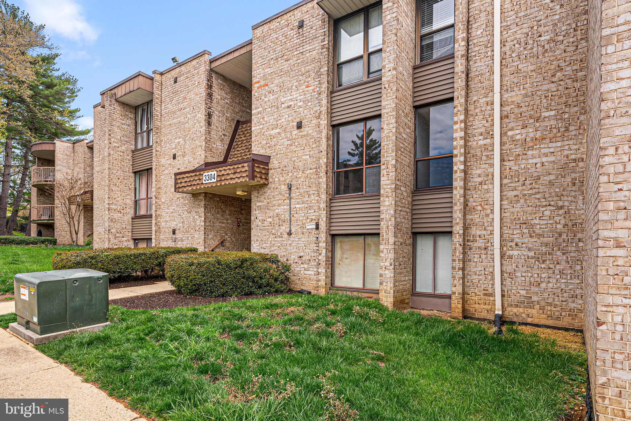 HUNTLEY SQUARE CONDOMINIUMS - Residential