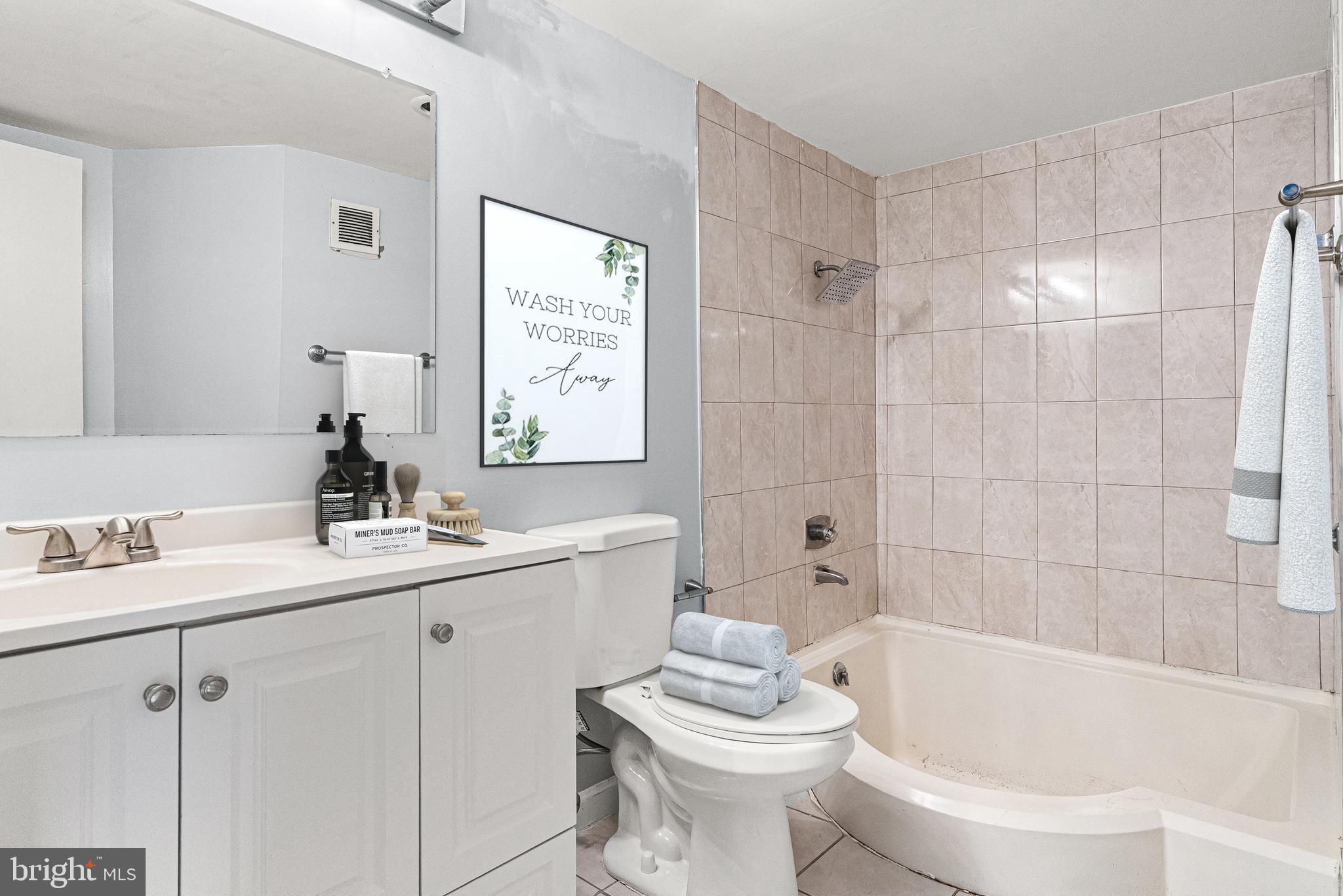 HUNTLEY SQUARE CONDOMINIUMS - Residential