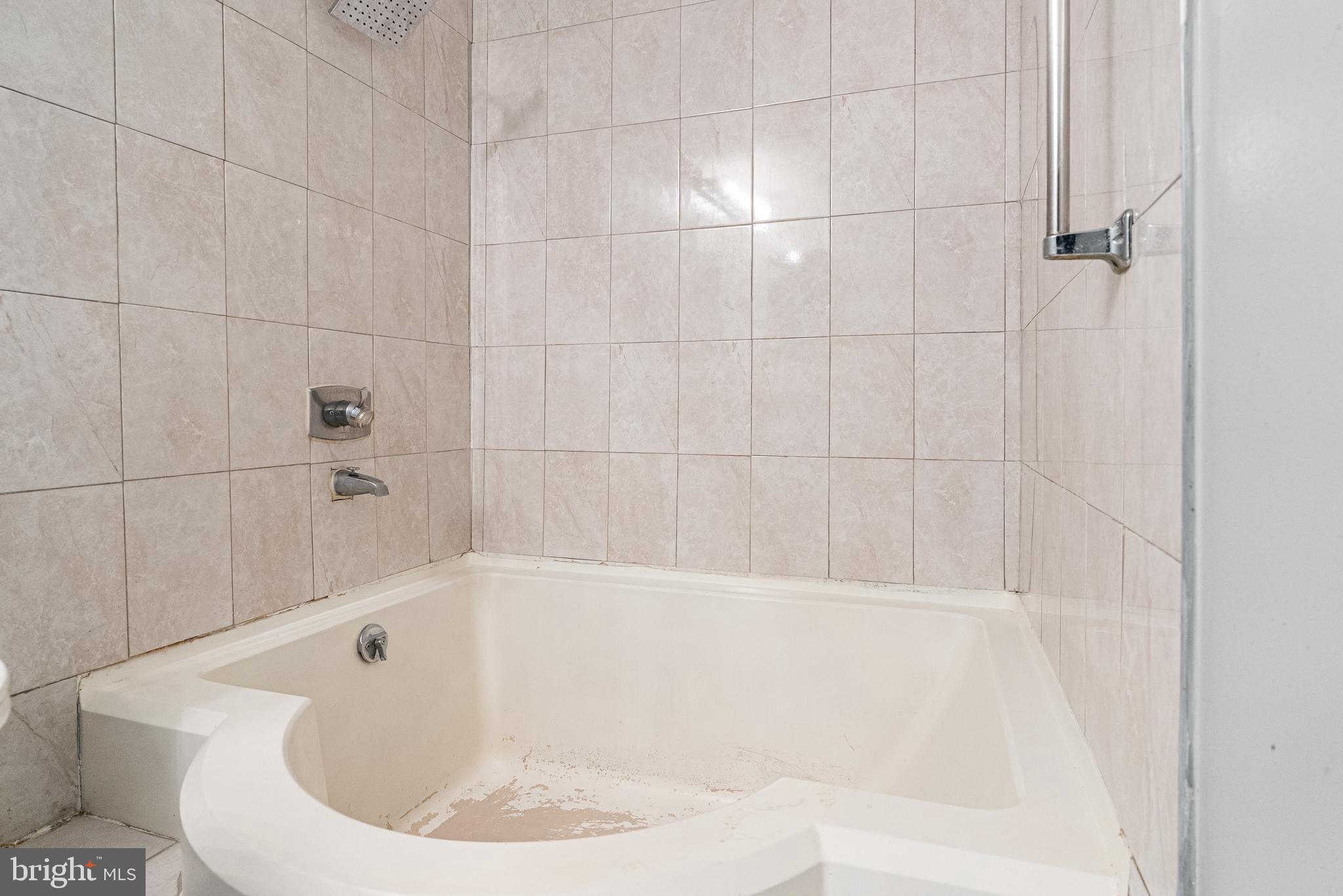 HUNTLEY SQUARE CONDOMINIUMS - Residential