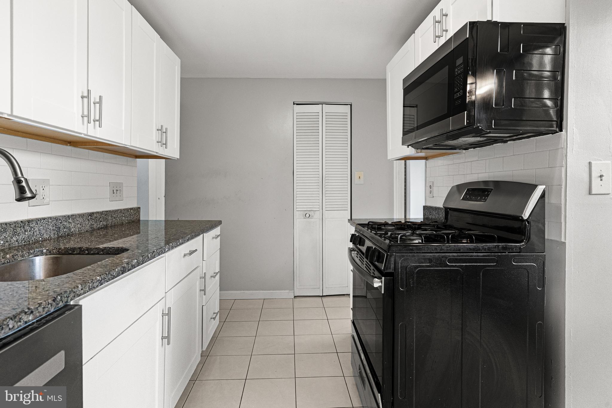 HUNTLEY SQUARE CONDOMINIUMS - Residential