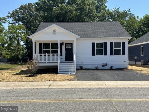 Homes For Sale - 921 Jackson Street<br/> COLONIAL BEACH, VA 22443