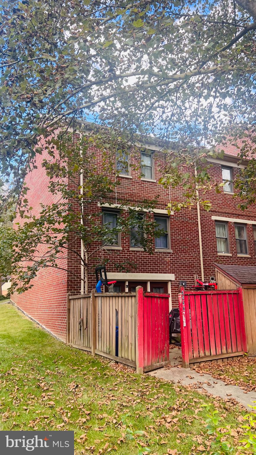 WILLIAMSBURG VILLAGE - Residential