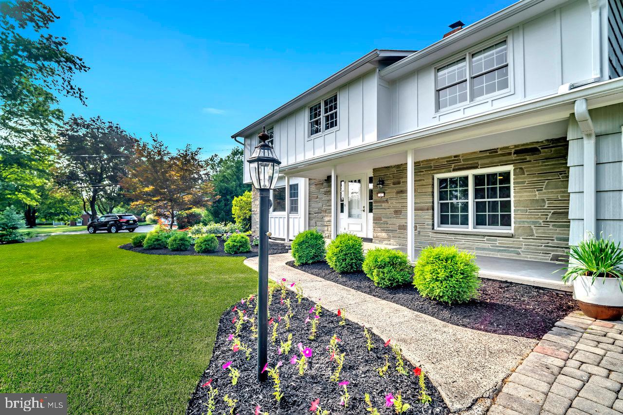 4 LARKSPUR LANE