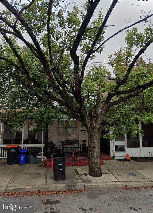 A smart investment opportunity awaits at 2104 W 6th Street! This cozy 2-bedroom, 1-bathroom single-family home is tenant-occupied and brings in $1,100/month in rental income, making it a solid addition to any real estate portfolio.
-Also can be sold as a package deal with: 1005 W 8th St, 1013 W 8th St, 311 Pennell St, 346 Kerlin St, 1017 W 8th St, 2108 W 6th St, 825 Hughes St
NOTE: The property will be sold in AS-IS condition. The buyer is responsible for U&O.