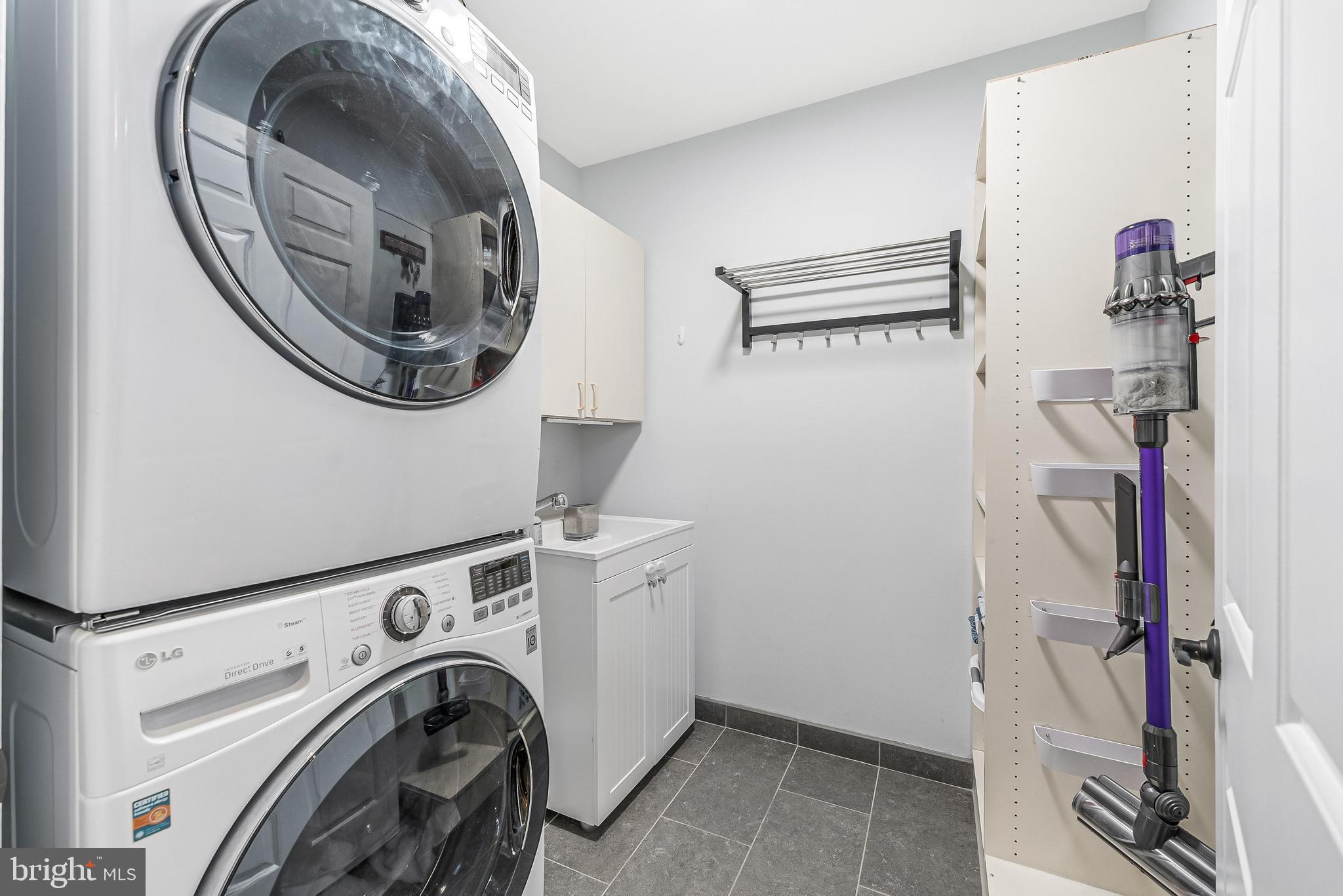 HAMPTONS OF MCLEAN - Residential