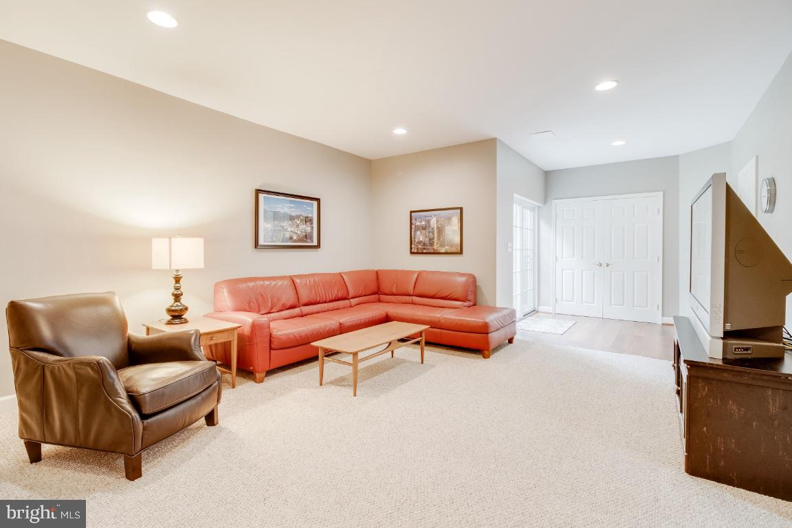 WHITEHALL MANOR - Residential