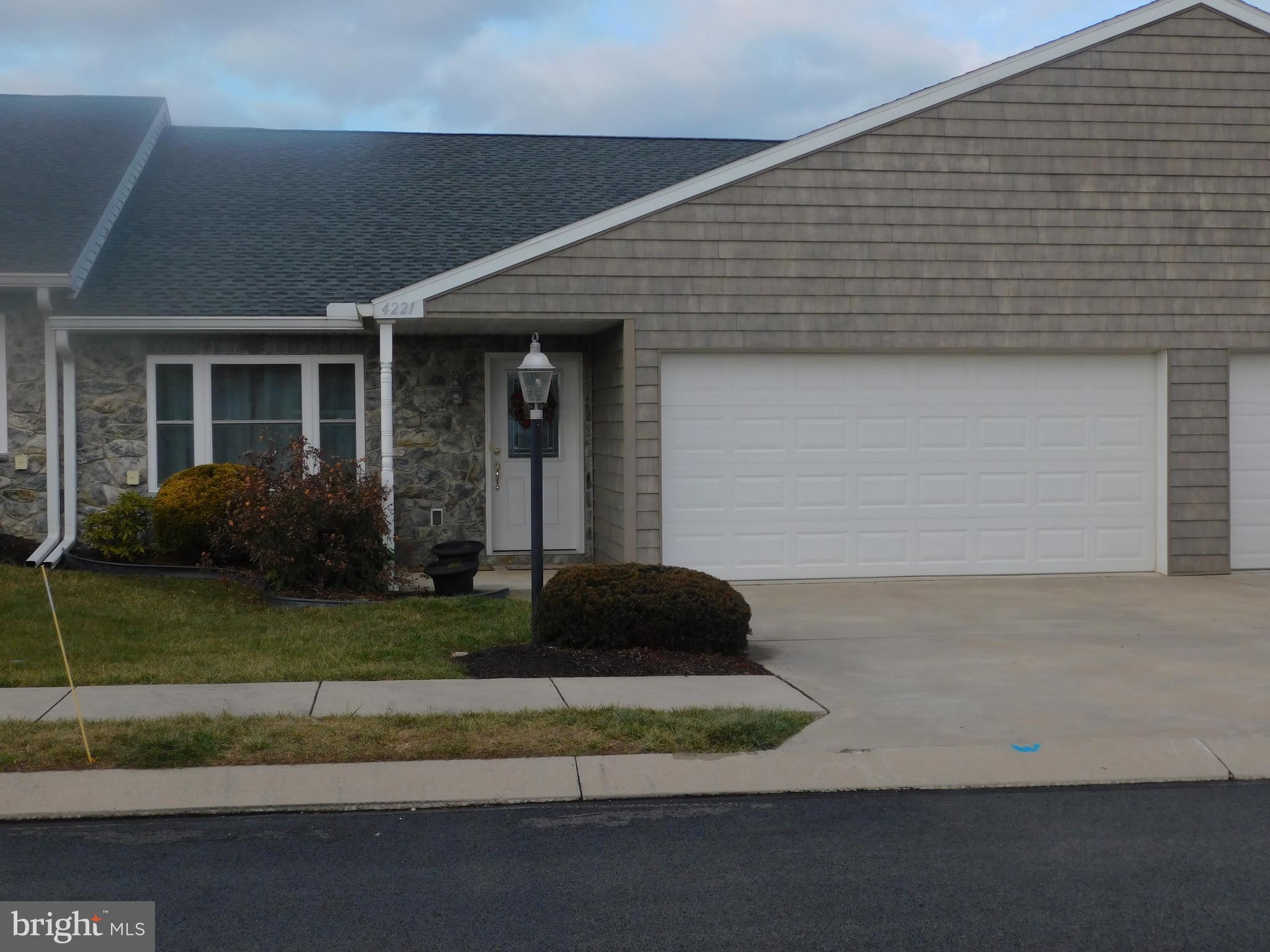 LAUREL MANOR - Residential