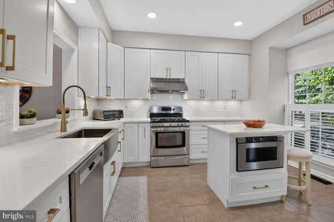 Photo of 20752 Breezy Point Ter, STERLING, VA 20165 (MLS # VALO2133294)