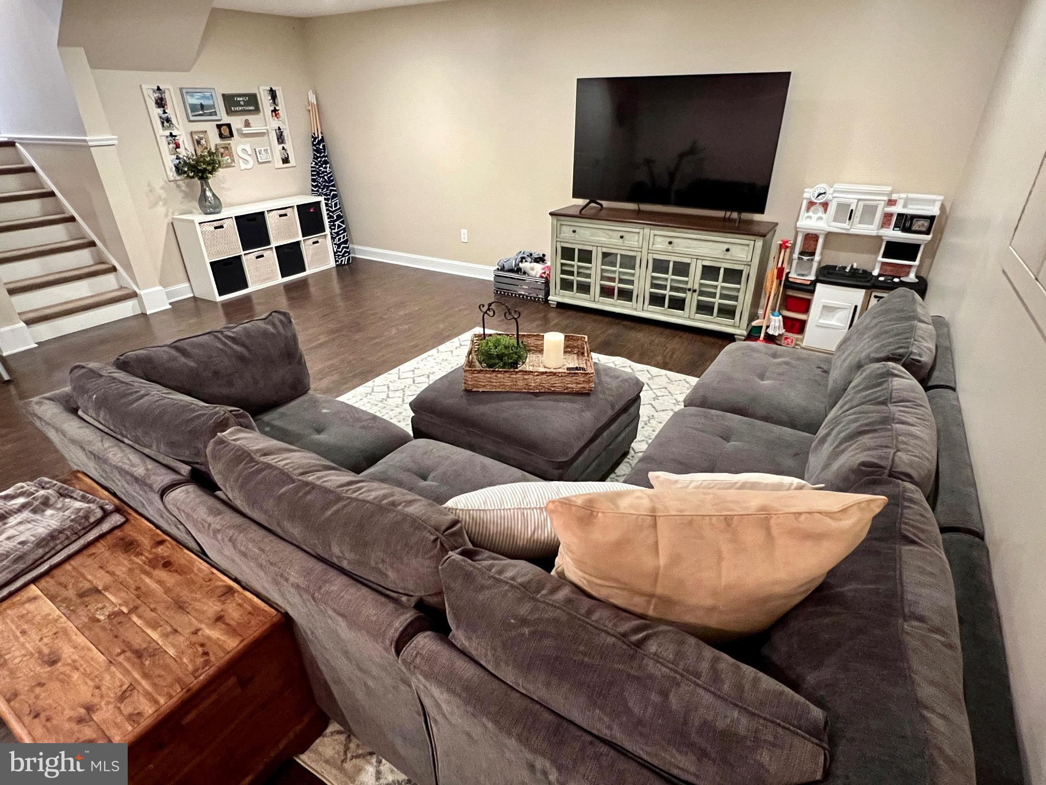 SEVEN COURTS - Residential