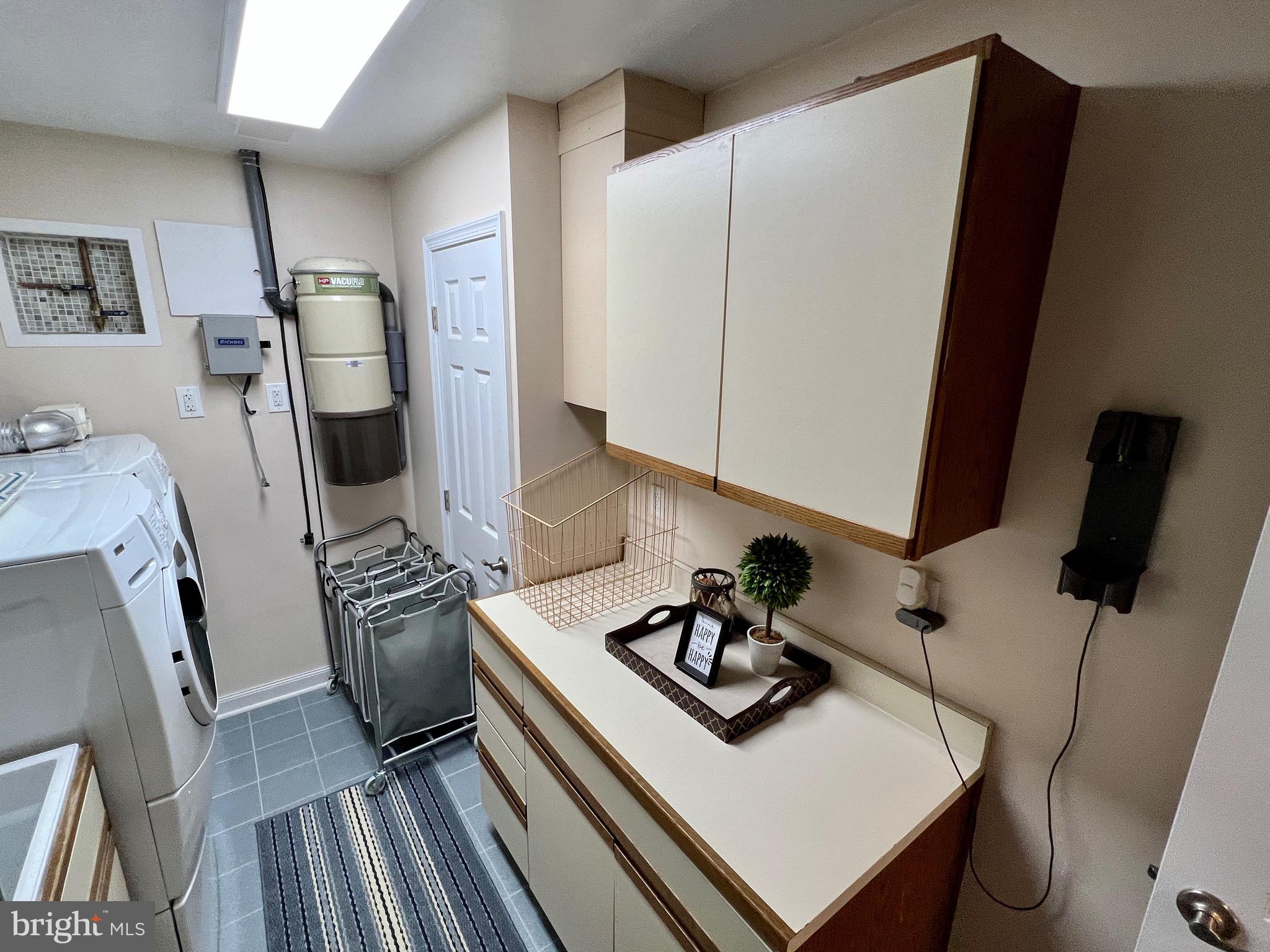 SEVEN COURTS - Residential